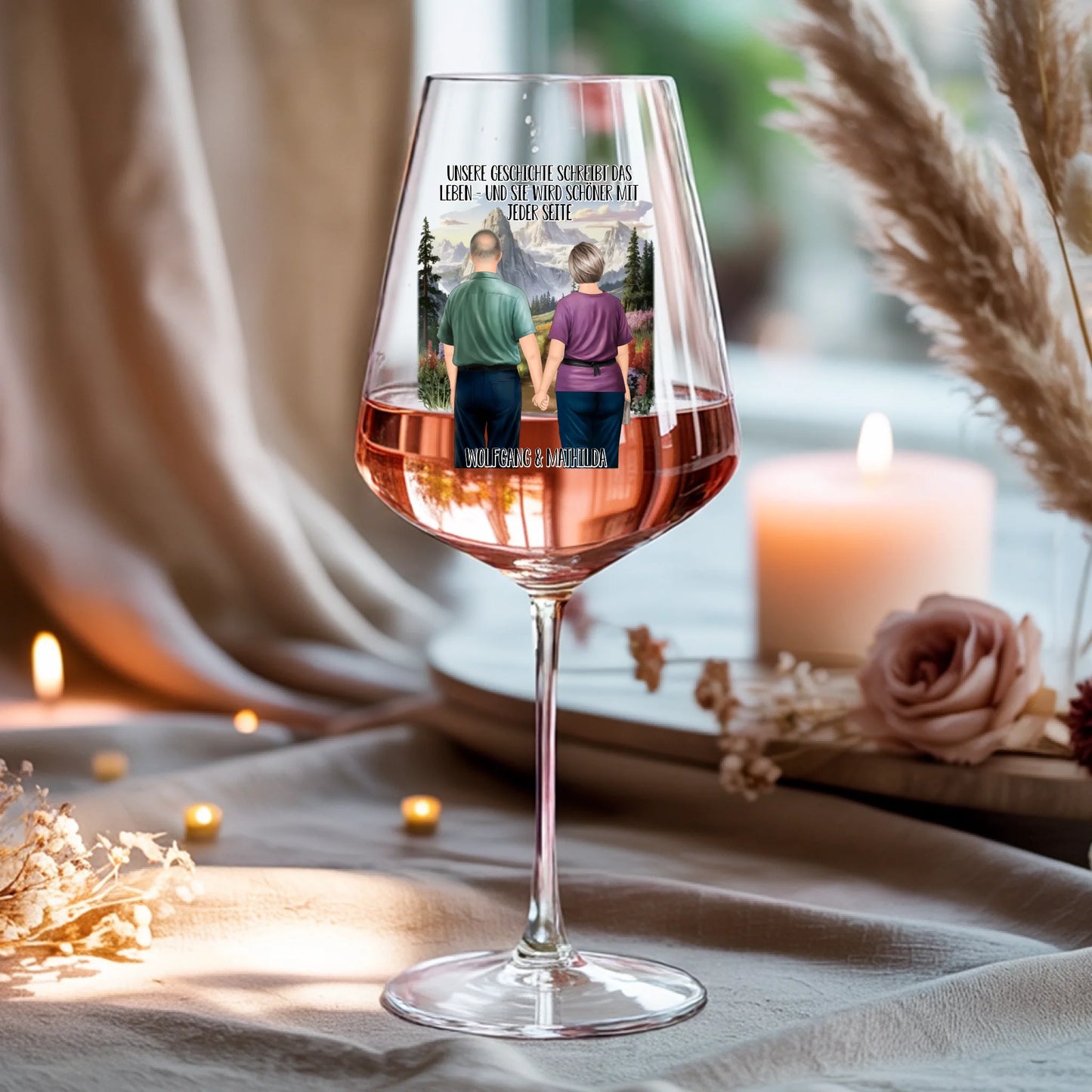 Weinglas-personalisiertes-Geschenk_0016_0001_4_a-beige-linen-background-is-present-show_RJhkBPeTRSyjbNEGHdymYg_WiXDhaHnQ