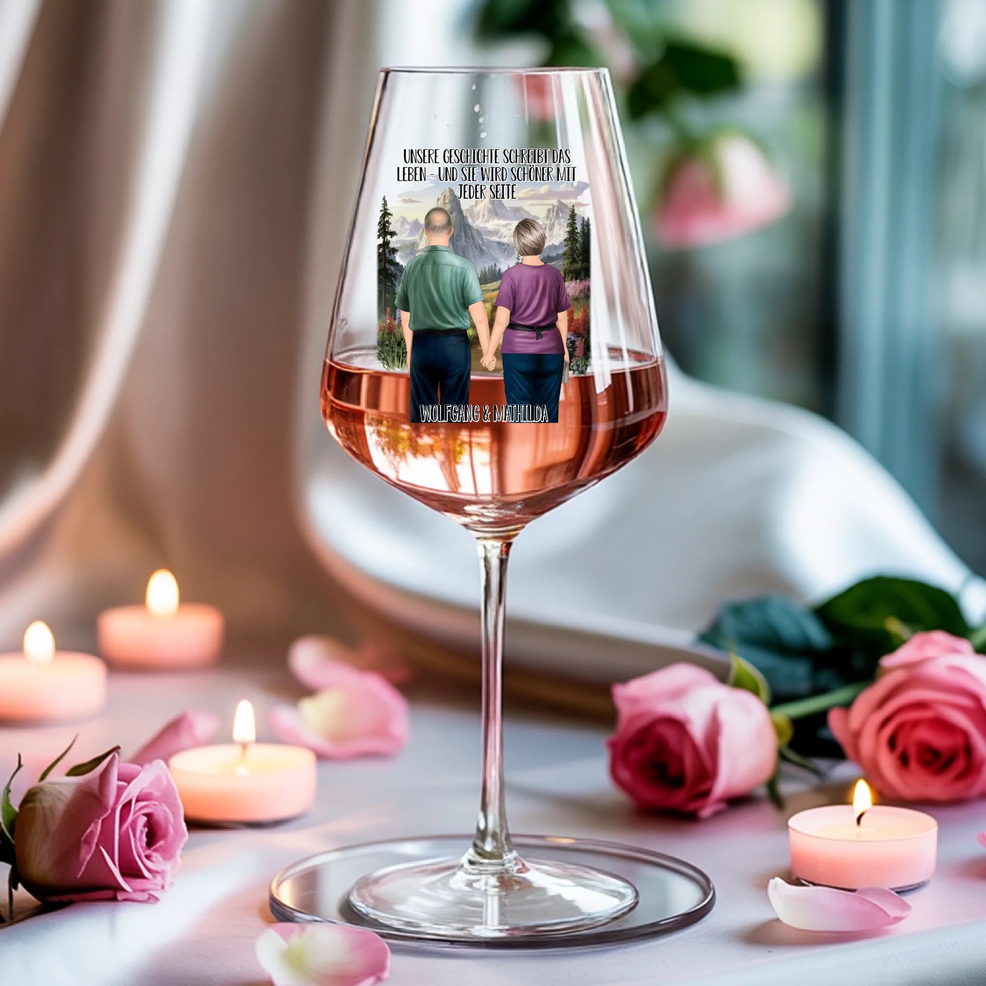 Weinglas-personalisiertes-Geschenk_0005_0004_3_a-soft-white-fabric-background-is-draped_XZk7X2P6QIqx85a1gqN-tg_HVdTCo_ZS