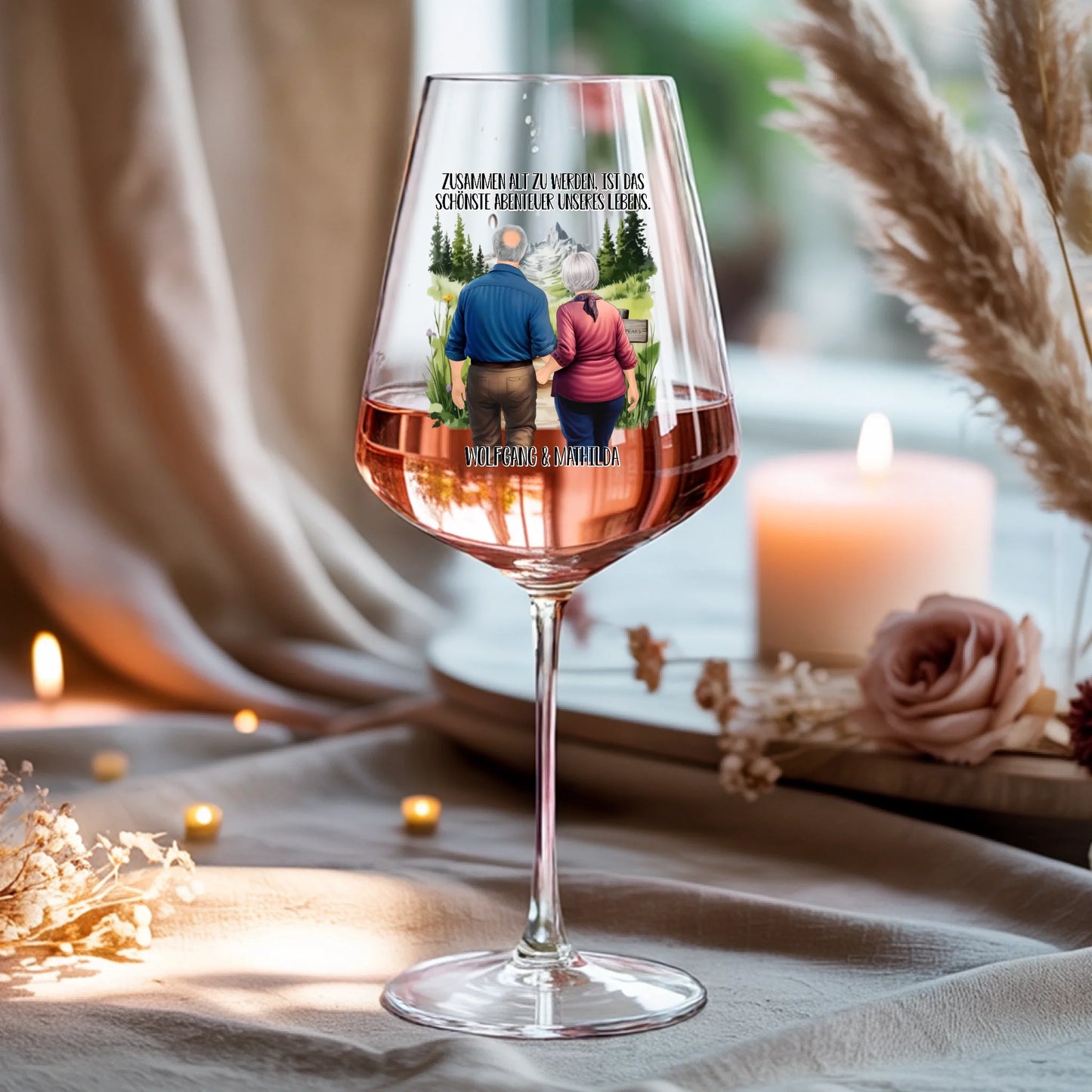 Weinglas-personalisiertes-Geschenk_0016_0001_4_a-beige-linen-background-is-present-show_RJhkBPeTRSyjbNEGHdymYg_WiXDhaHnQ