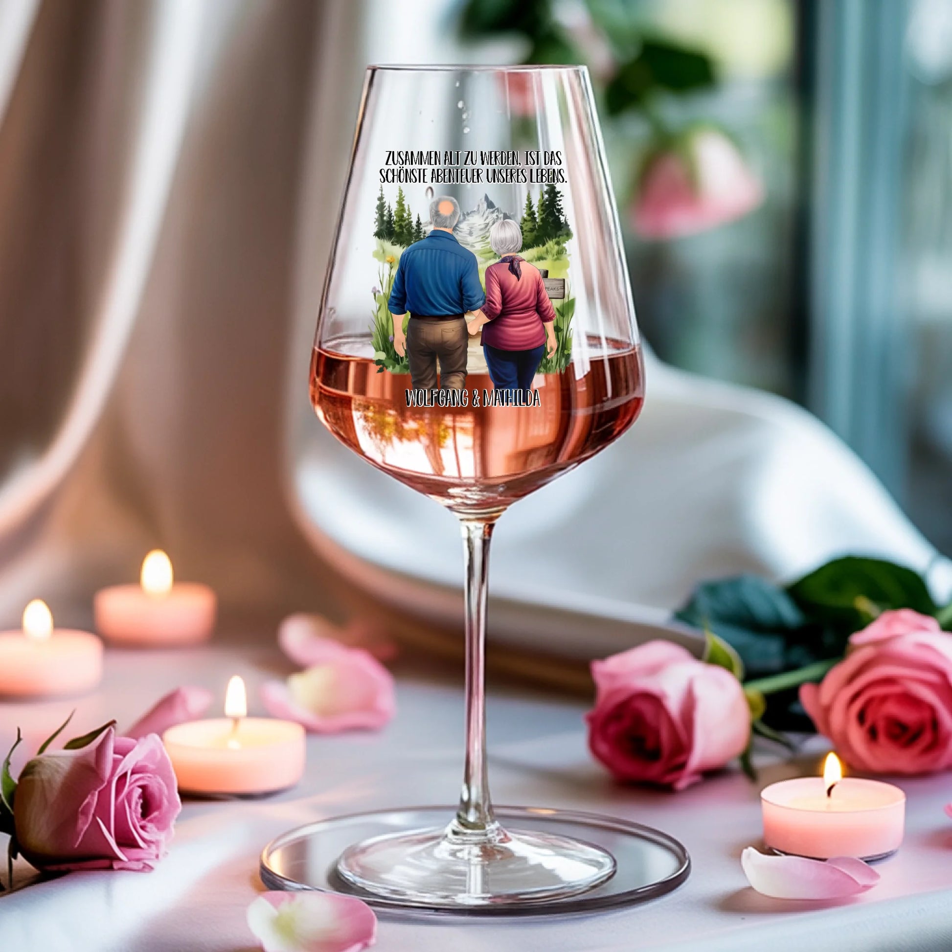 Weinglas-personalisiertes-Geschenk_0005_0004_3_a-soft-white-fabric-background-is-draped_XZk7X2P6QIqx85a1gqN-tg_HVdTCo_ZS