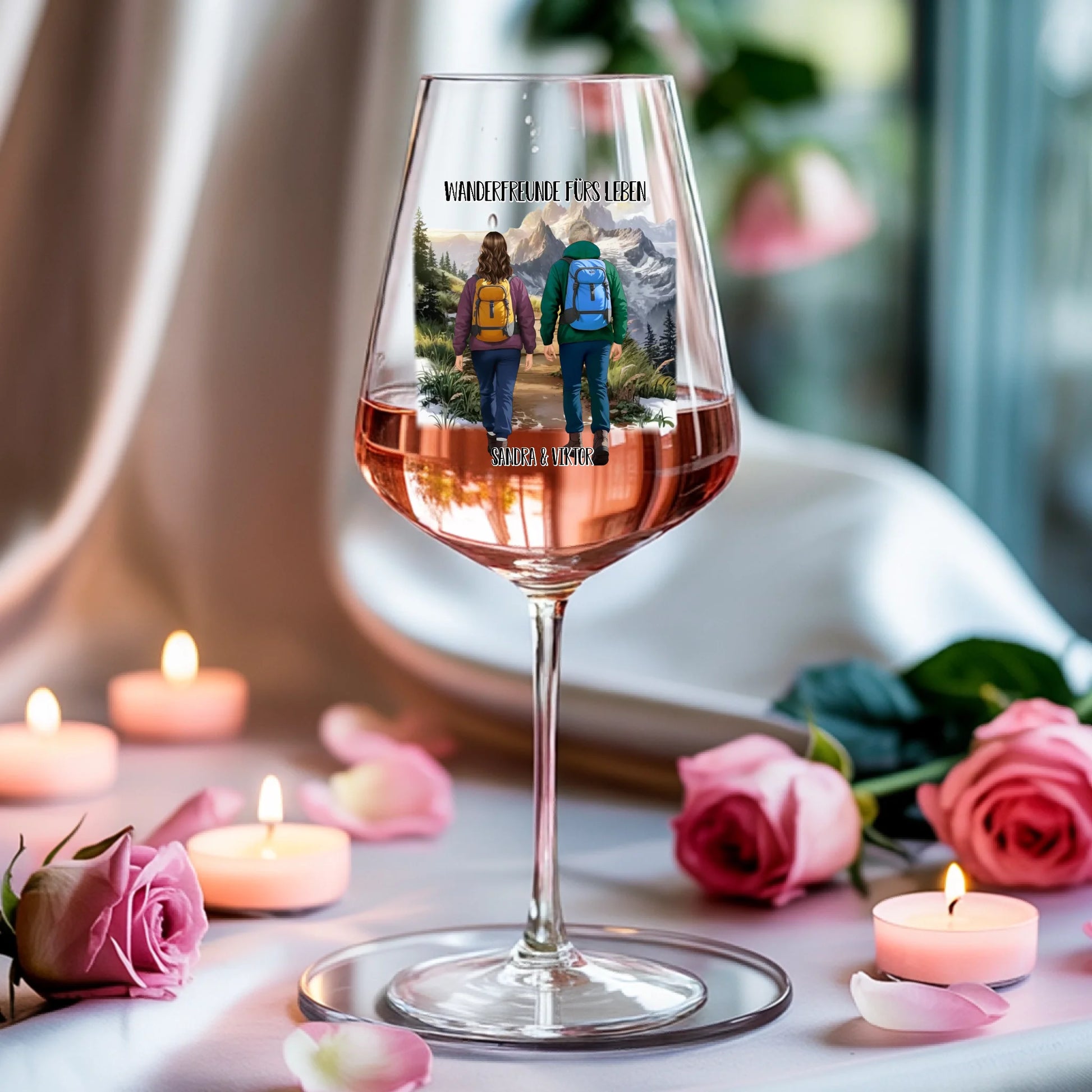 Weinglas-personalisiertes-Geschenk_0005_0004_3_a-soft-white-fabric-background-is-draped_XZk7X2P6QIqx85a1gqN-tg_HVdTCo_ZS