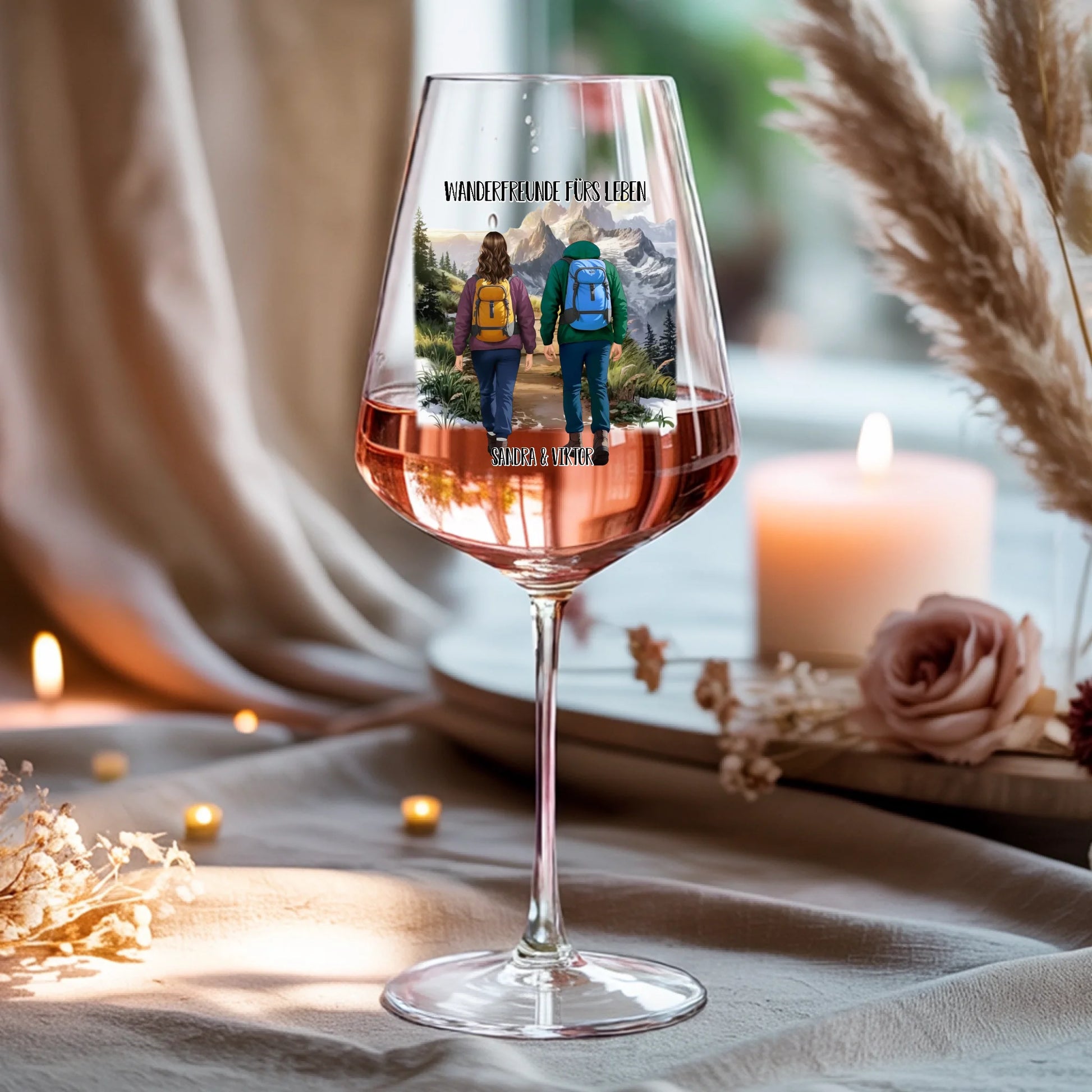 Weinglas-personalisiertes-Geschenk_0016_0001_4_a-beige-linen-background-is-present-show_RJhkBPeTRSyjbNEGHdymYg_WiXDhaHnQ
