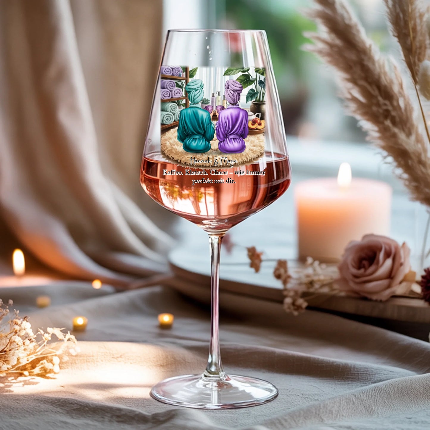 Weinglas-personalisiertes-Geschenk_0016_0001_4_a-beige-linen-background-is-present-show_RJhkBPeTRSyjbNEGHdymYg_WiXDhaHnQ