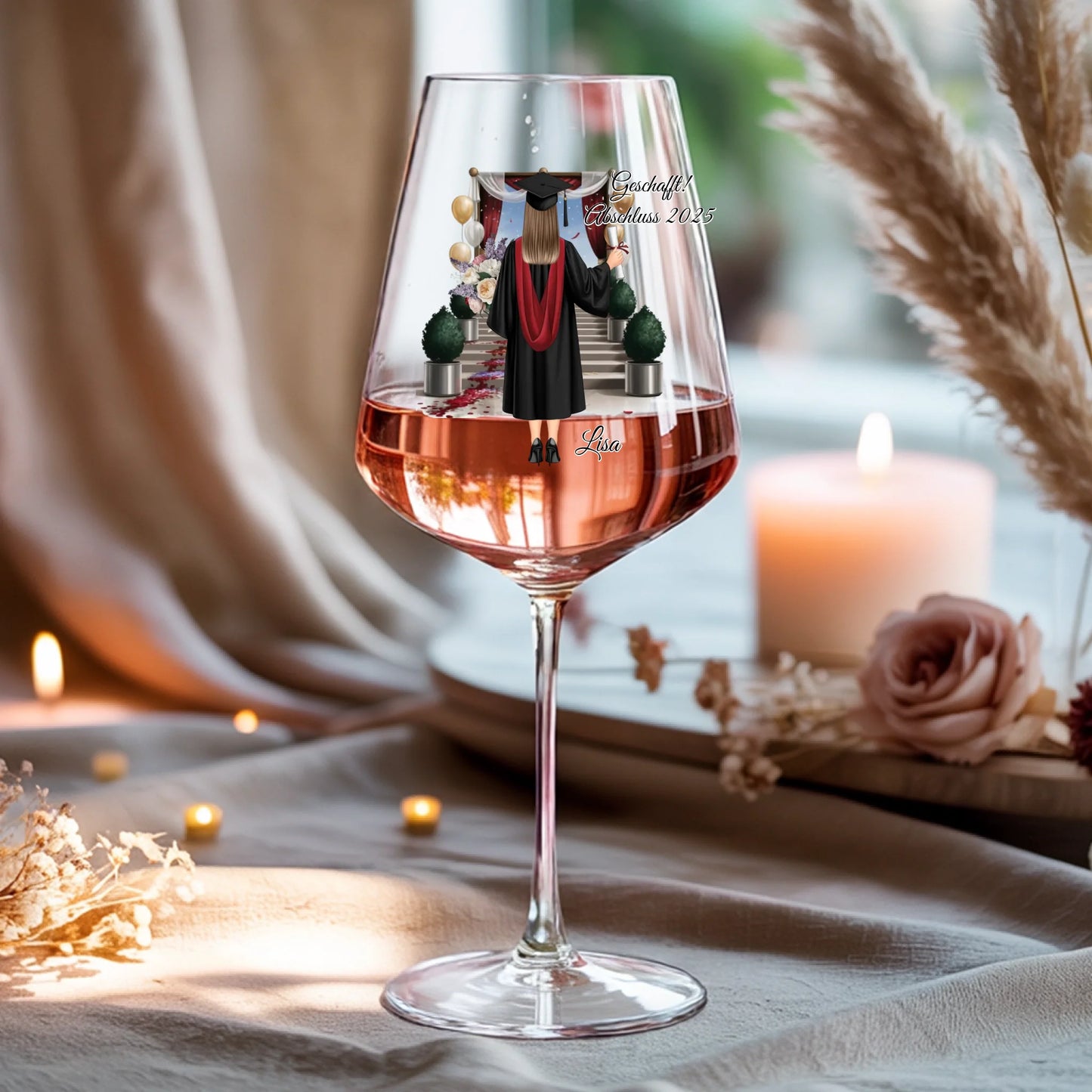 Weinglas-personalisiertes-Geschenk_0016_0001_4_a-beige-linen-background-is-present-show_RJhkBPeTRSyjbNEGHdymYg_WiXDhaHnQ
