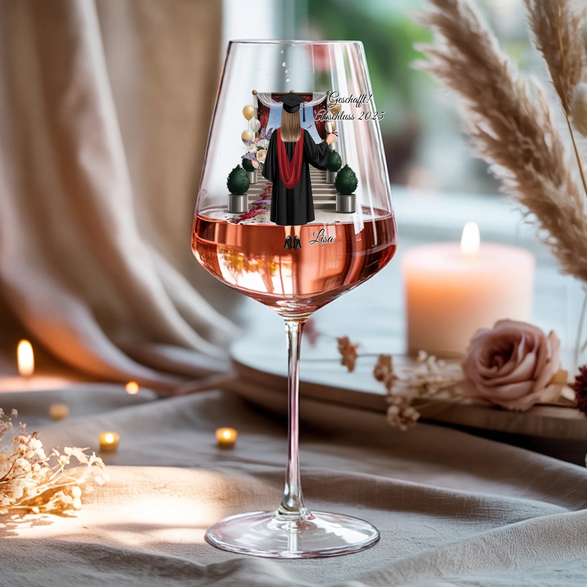 Weinglas-personalisiertes-Geschenk_0016_0001_4_a-beige-linen-background-is-present-show_RJhkBPeTRSyjbNEGHdymYg_WiXDhaHnQ