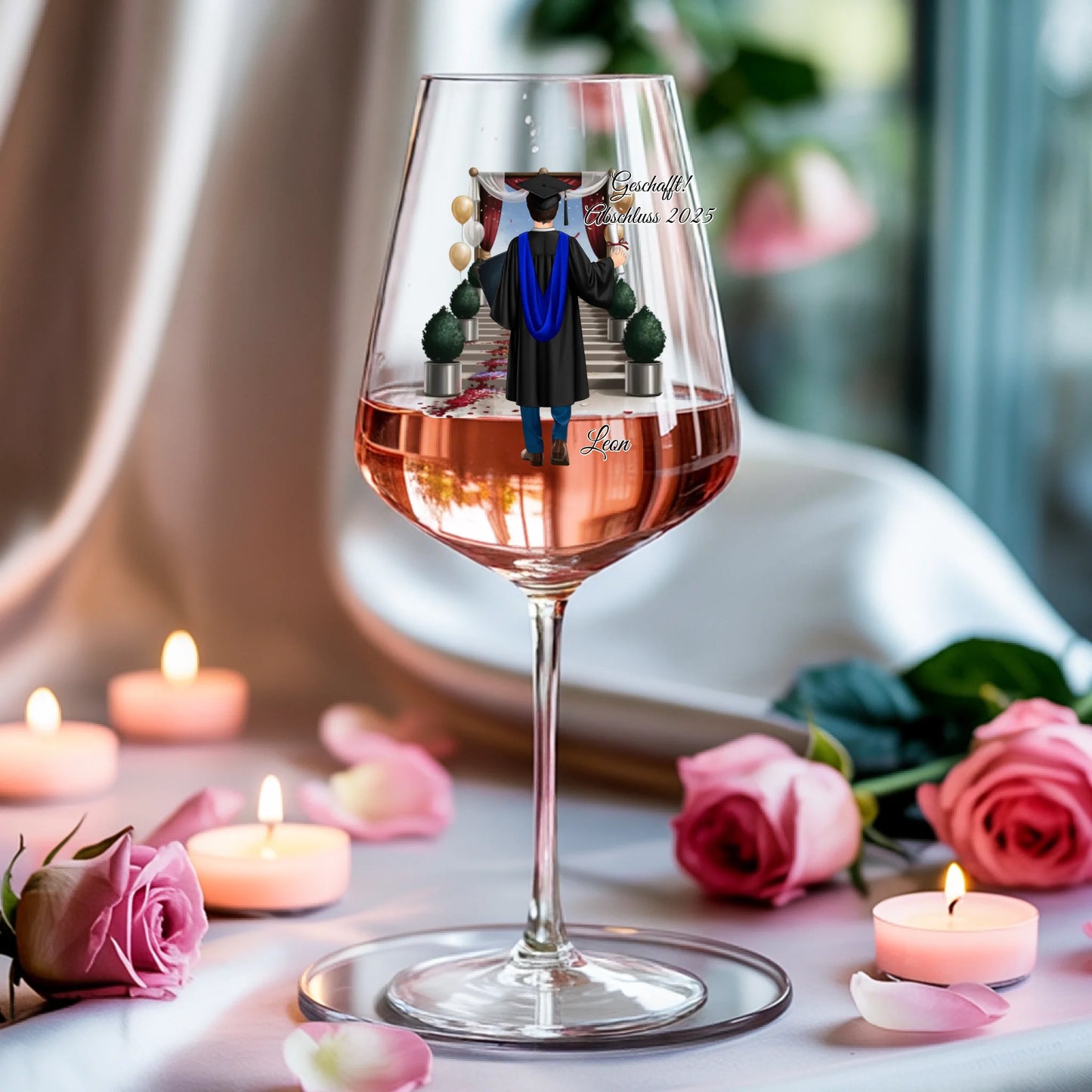 Weinglas-personalisiertes-Geschenk_0005_0004_3_a-soft-white-fabric-background-is-draped_XZk7X2P6QIqx85a1gqN-tg_HVdTCo_ZS