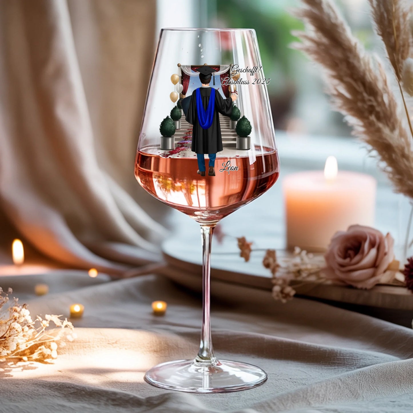 Weinglas-personalisiertes-Geschenk_0016_0001_4_a-beige-linen-background-is-present-show_RJhkBPeTRSyjbNEGHdymYg_WiXDhaHnQ