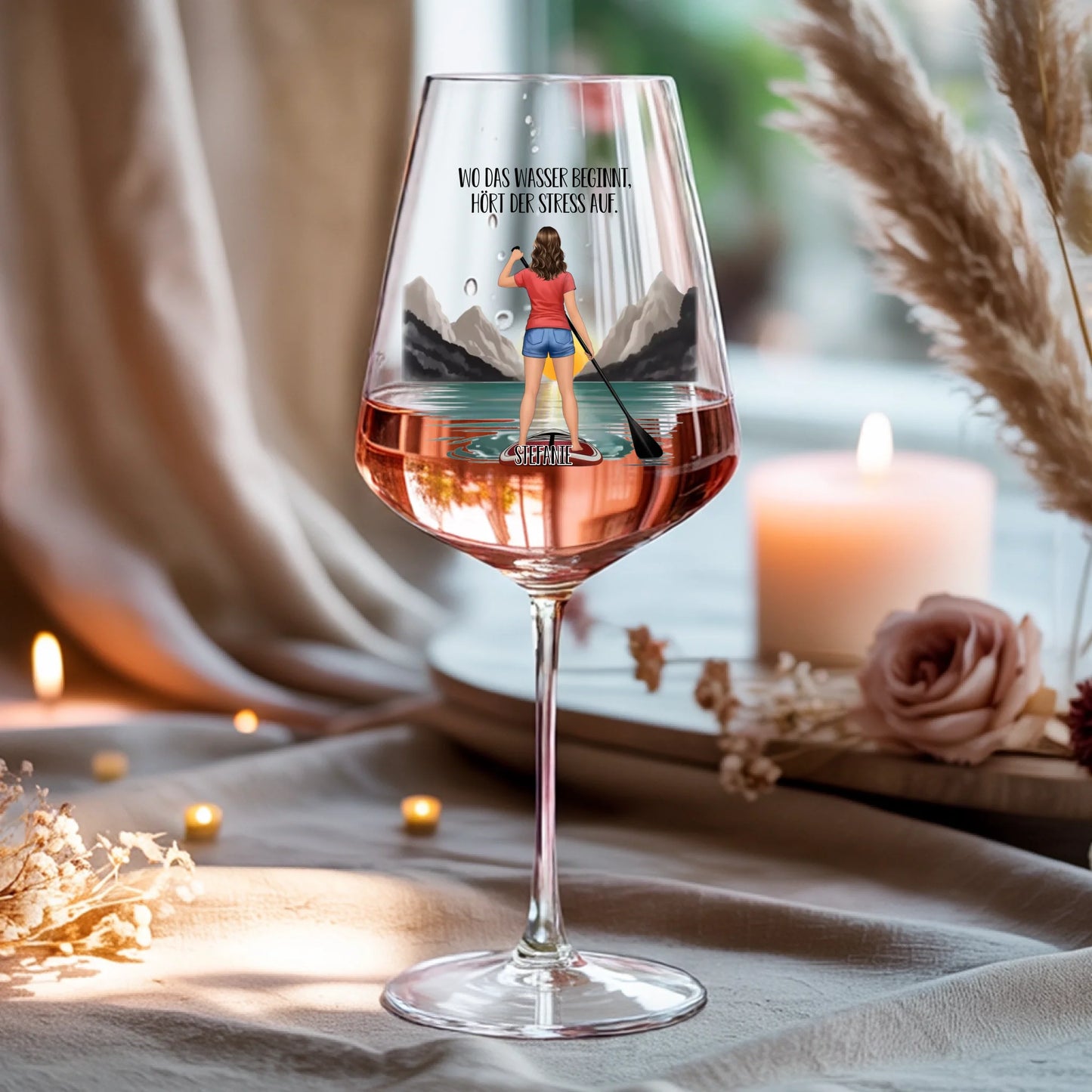 Weinglas-personalisiertes-Geschenk_0016_0001_4_a-beige-linen-background-is-present-show_RJhkBPeTRSyjbNEGHdymYg_WiXDhaHnQ
