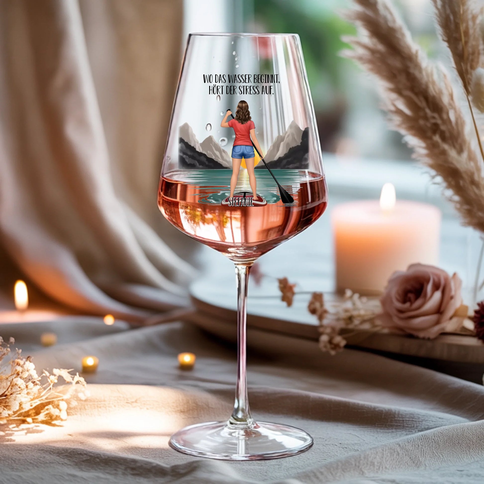 Weinglas-personalisiertes-Geschenk_0016_0001_4_a-beige-linen-background-is-present-show_RJhkBPeTRSyjbNEGHdymYg_WiXDhaHnQ