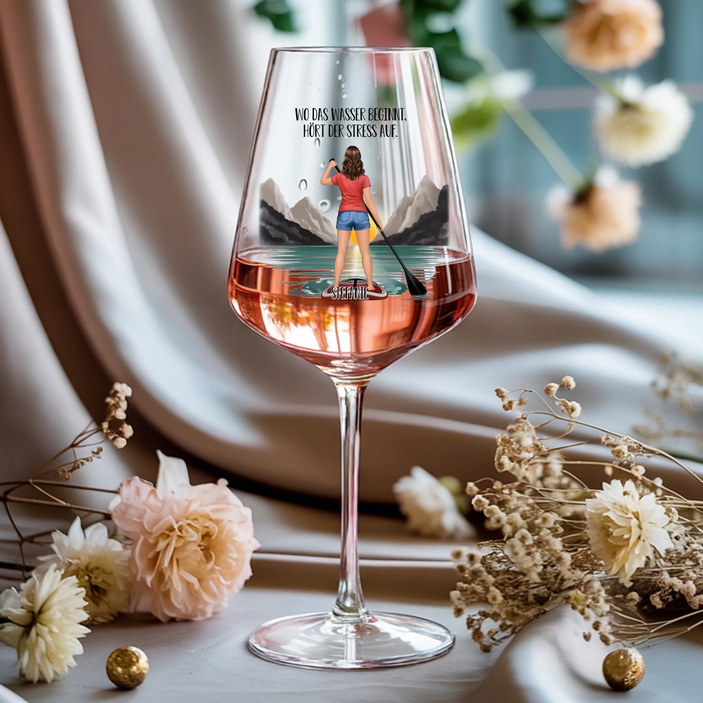 Weinglas-personalisiertes-Geschenk_0015_0002_1_a-rose-wine-glass-rests-gracefully-on-a-_WwBDbCwhQg-KGj6pVA5iqw_pt350IPER