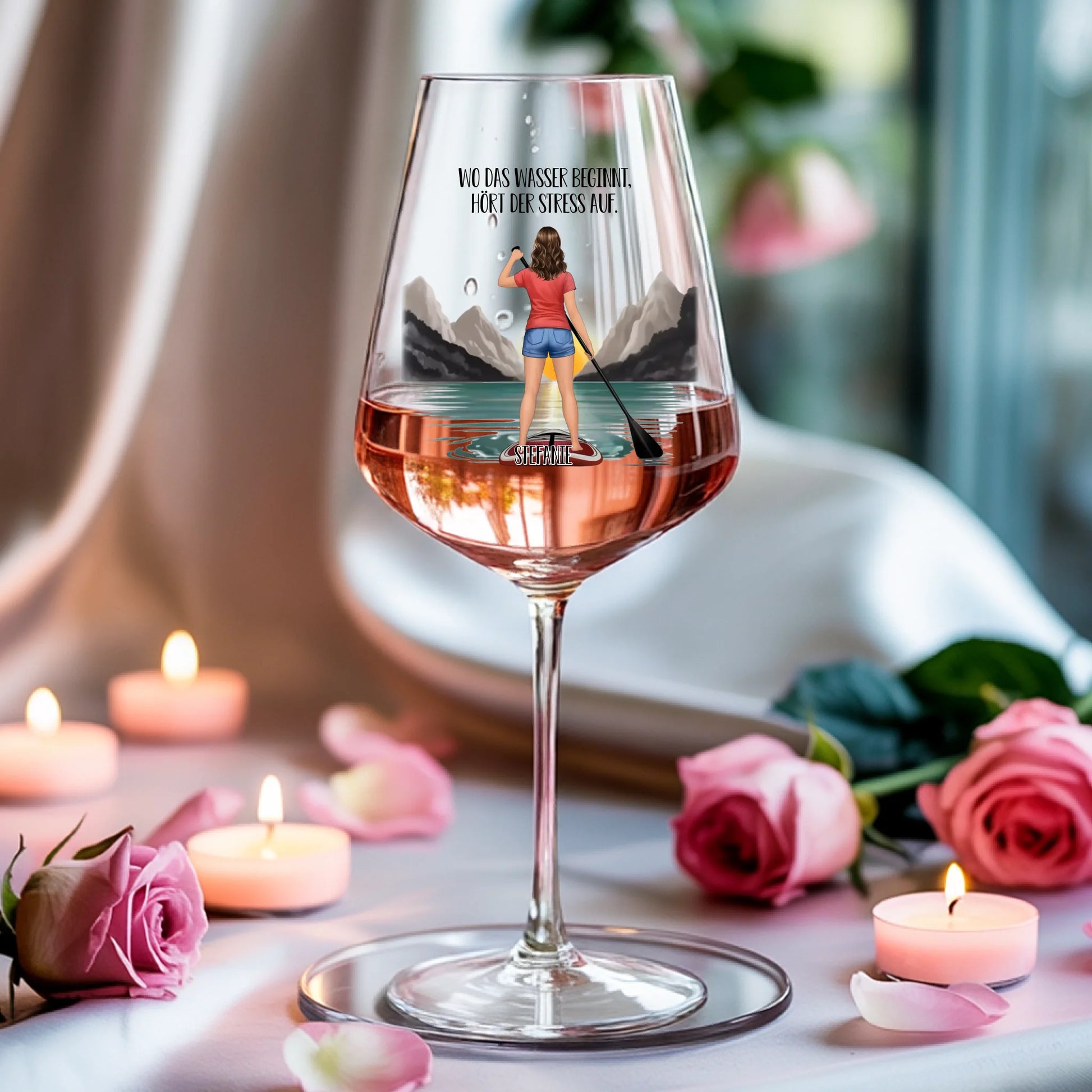 Weinglas-personalisiertes-Geschenk_0005_0004_3_a-soft-white-fabric-background-is-draped_XZk7X2P6QIqx85a1gqN-tg_HVdTCo_ZS