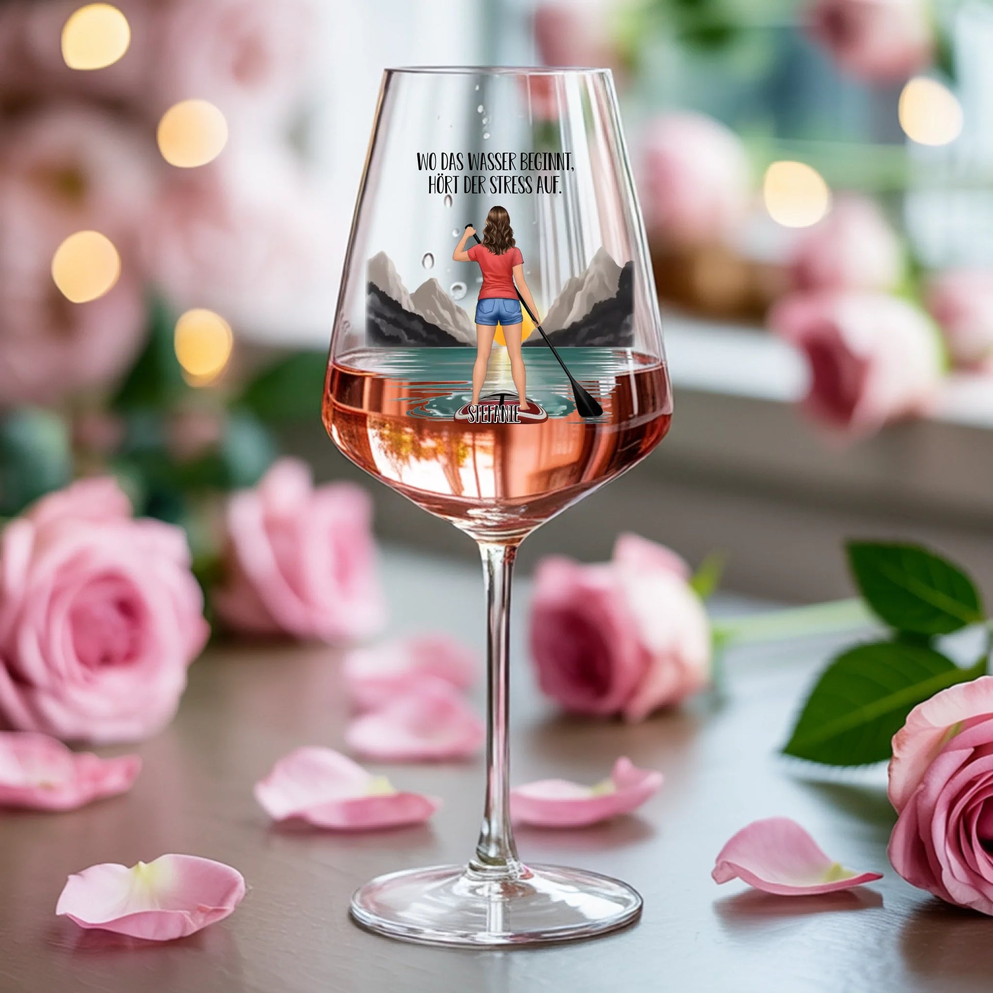 Weinglas-personalisiertes-Geschenk_0003_0005_2_a-soft-feminine-background-with-scattere_Pys1NVnvS-eulXehBk-dLQ_GueaOQ5LQ