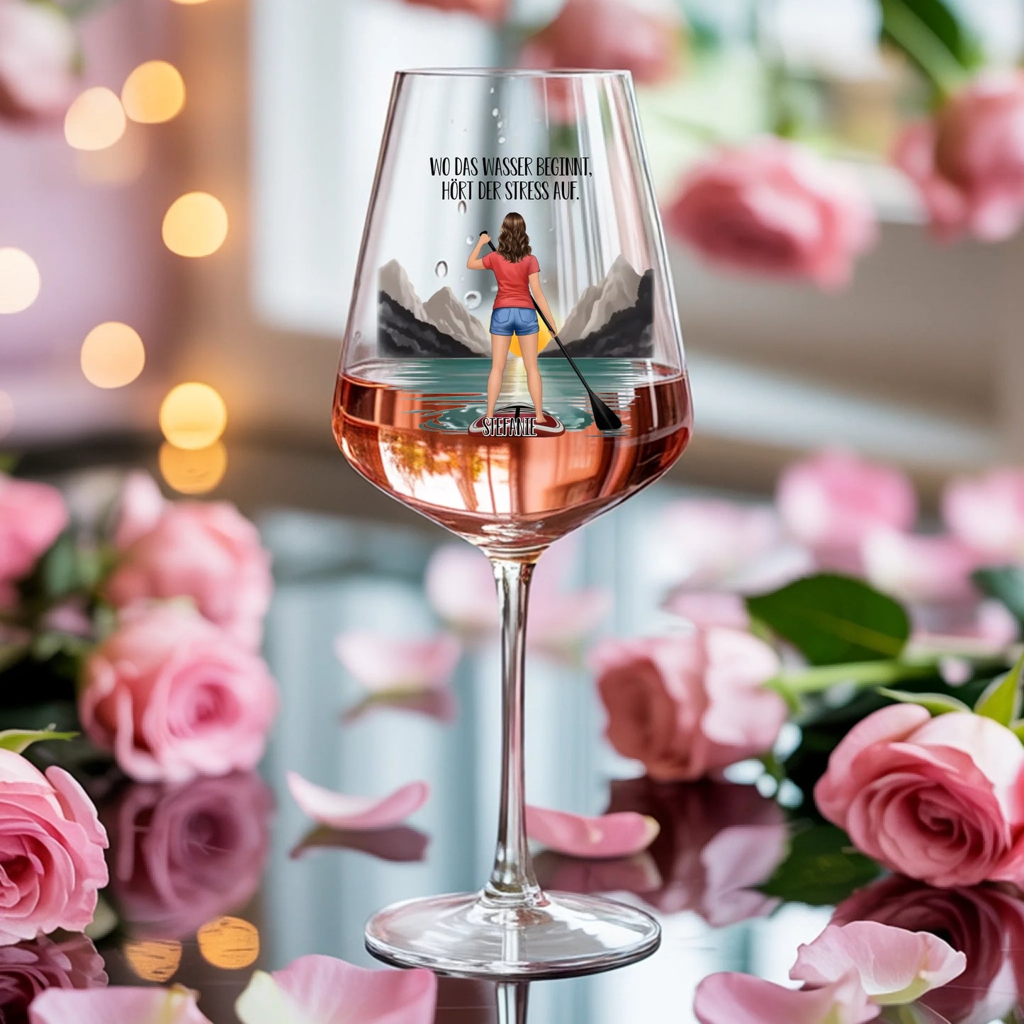 Weinglas-personalisiertes-Geschenk_0001_0005_4_a-soft-feminine-background-with-scattere_xm_0QyjqT3iTLYWU3hXWAA_GueaOQ5LQ