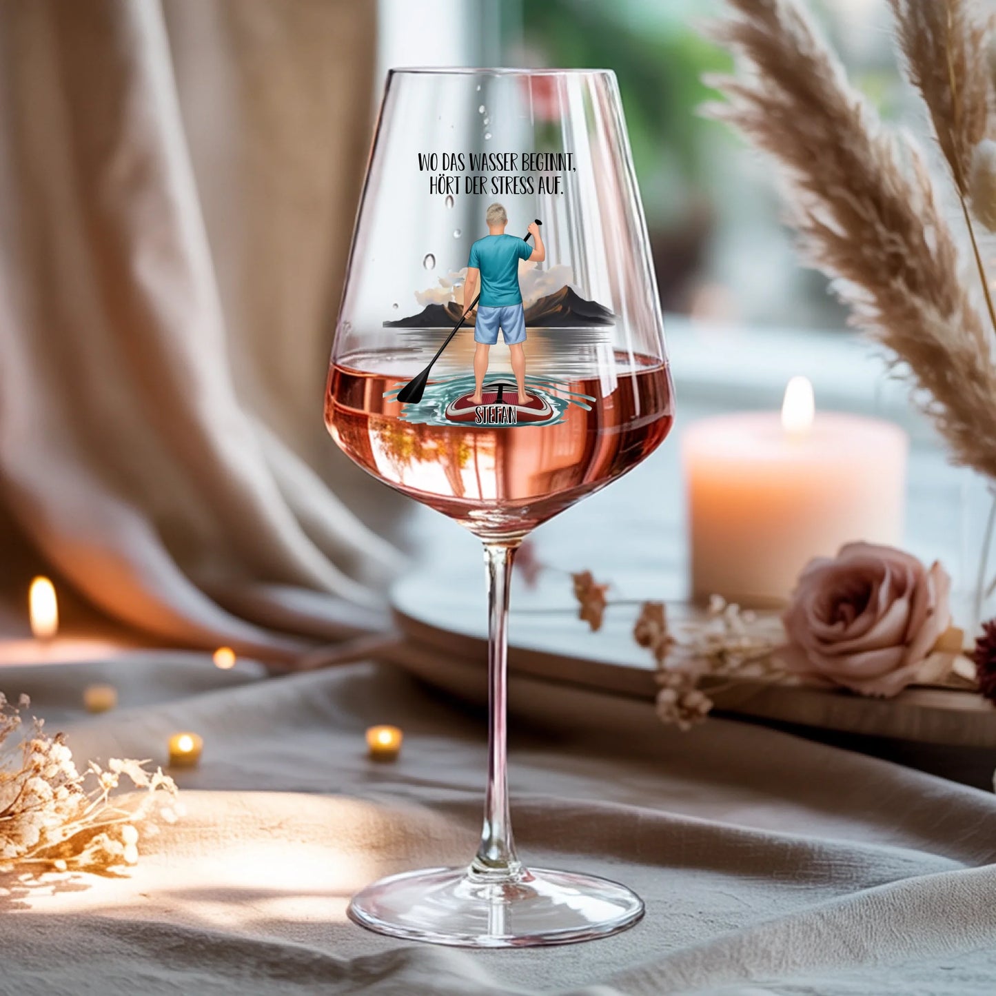 Weinglas-personalisiertes-Geschenk_0016_0001_4_a-beige-linen-background-is-present-show_RJhkBPeTRSyjbNEGHdymYg_WiXDhaHnQ