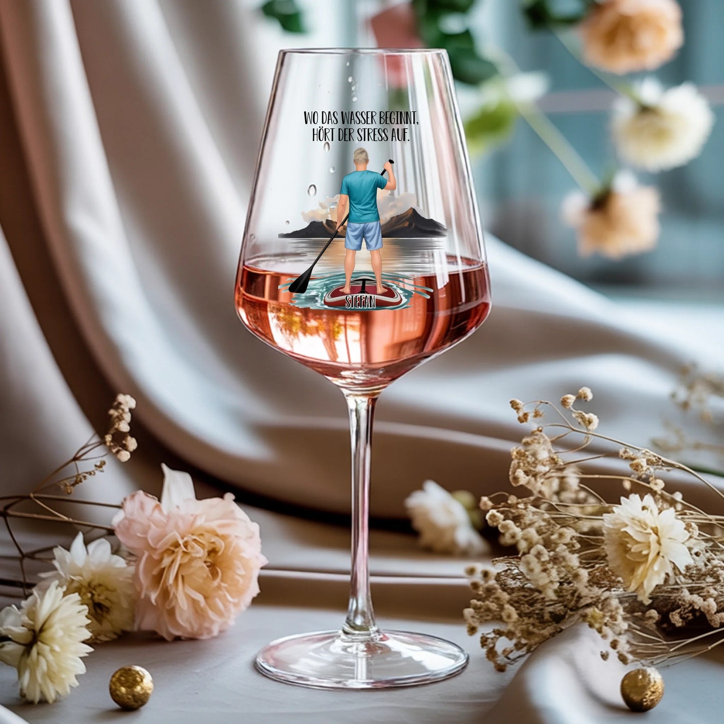 Weinglas-personalisiertes-Geschenk_0015_0002_1_a-rose-wine-glass-rests-gracefully-on-a-_WwBDbCwhQg-KGj6pVA5iqw_pt350IPER
