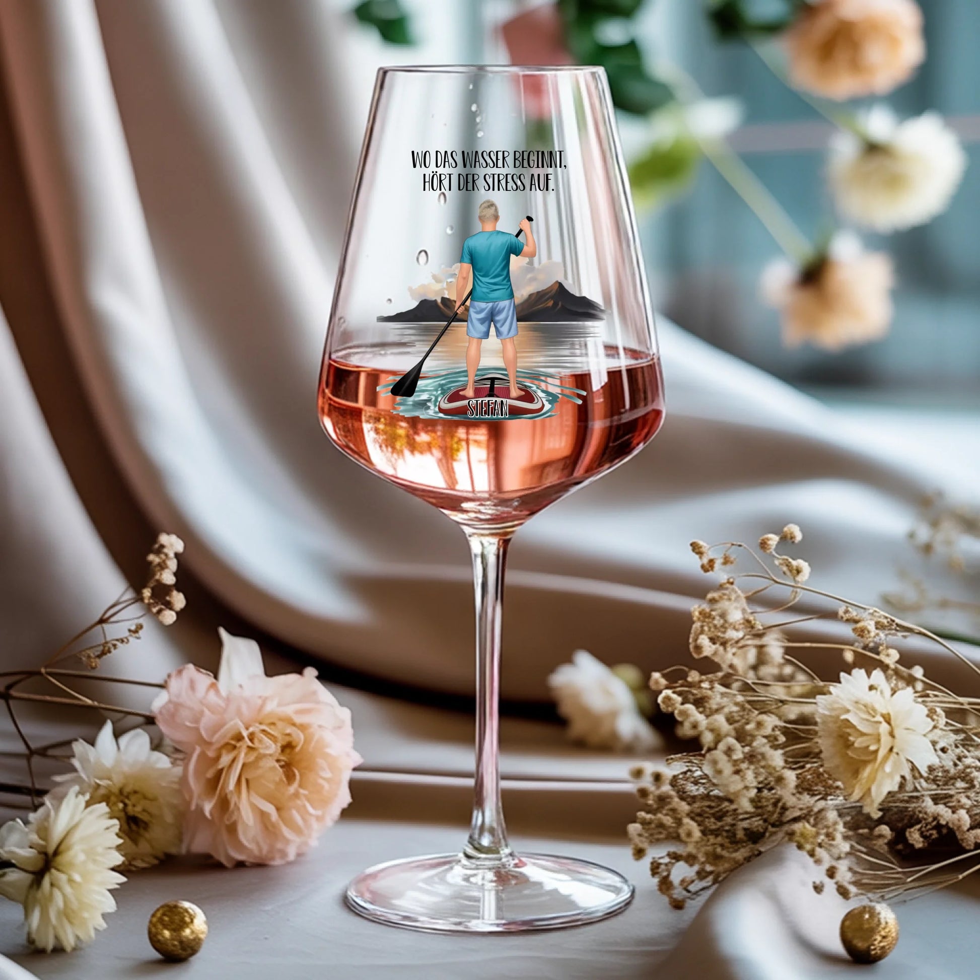 Weinglas-personalisiertes-Geschenk_0015_0002_1_a-rose-wine-glass-rests-gracefully-on-a-_WwBDbCwhQg-KGj6pVA5iqw_pt350IPER