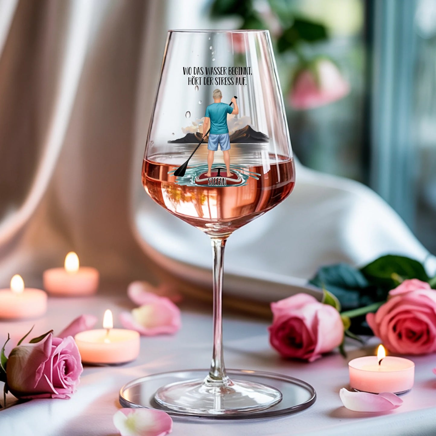 Weinglas-personalisiertes-Geschenk_0005_0004_3_a-soft-white-fabric-background-is-draped_XZk7X2P6QIqx85a1gqN-tg_HVdTCo_ZS