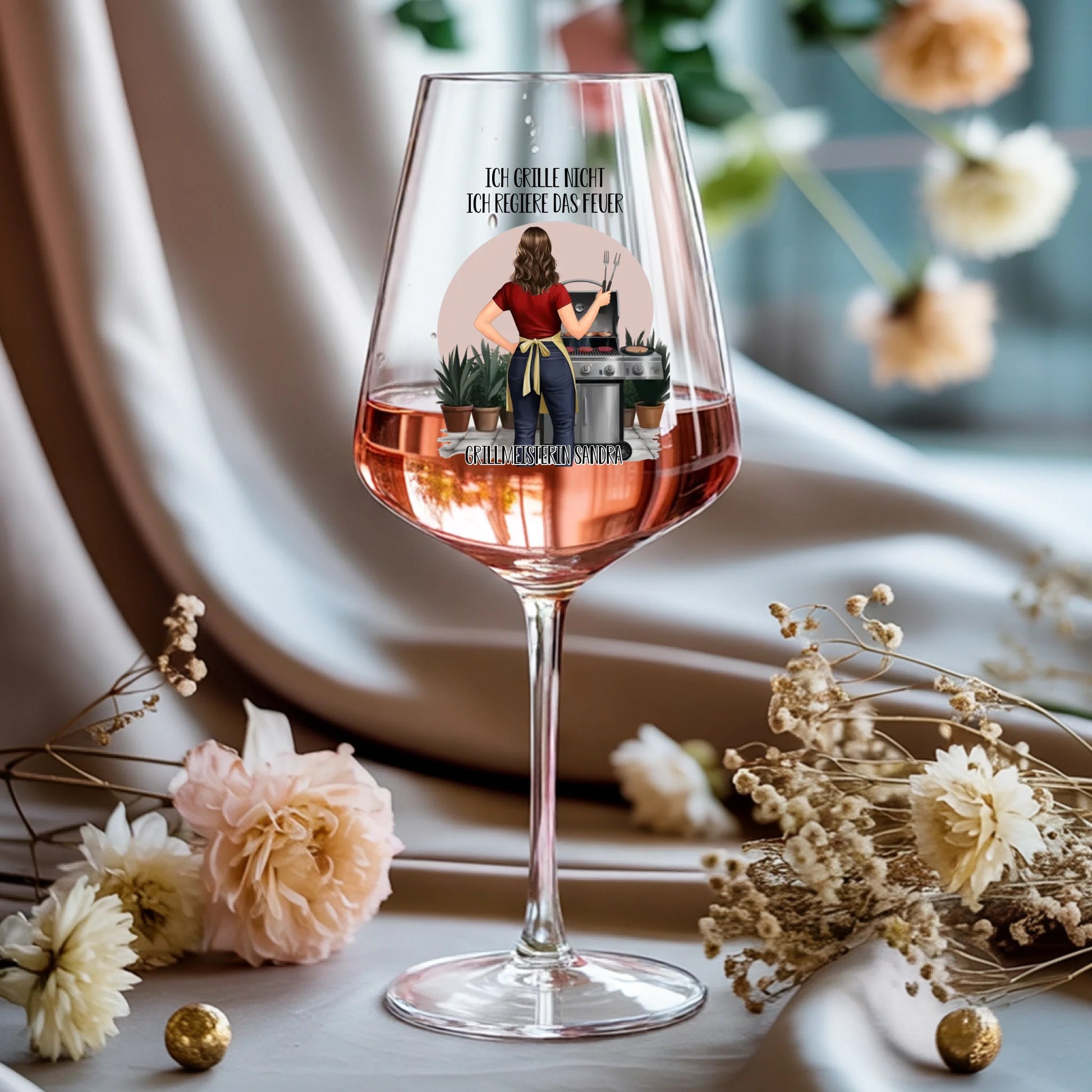 Weinglas-personalisiertes-Geschenk_0015_0002_1_a-rose-wine-glass-rests-gracefully-on-a-_WwBDbCwhQg-KGj6pVA5iqw_pt350IPER