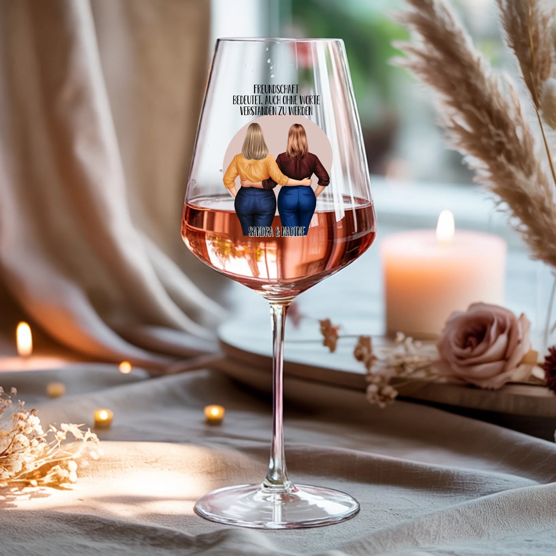 Weinglas-personalisiertes-Geschenk_0016_0001_4_a-beige-linen-background-is-present-show_RJhkBPeTRSyjbNEGHdymYg_WiXDhaHnQ