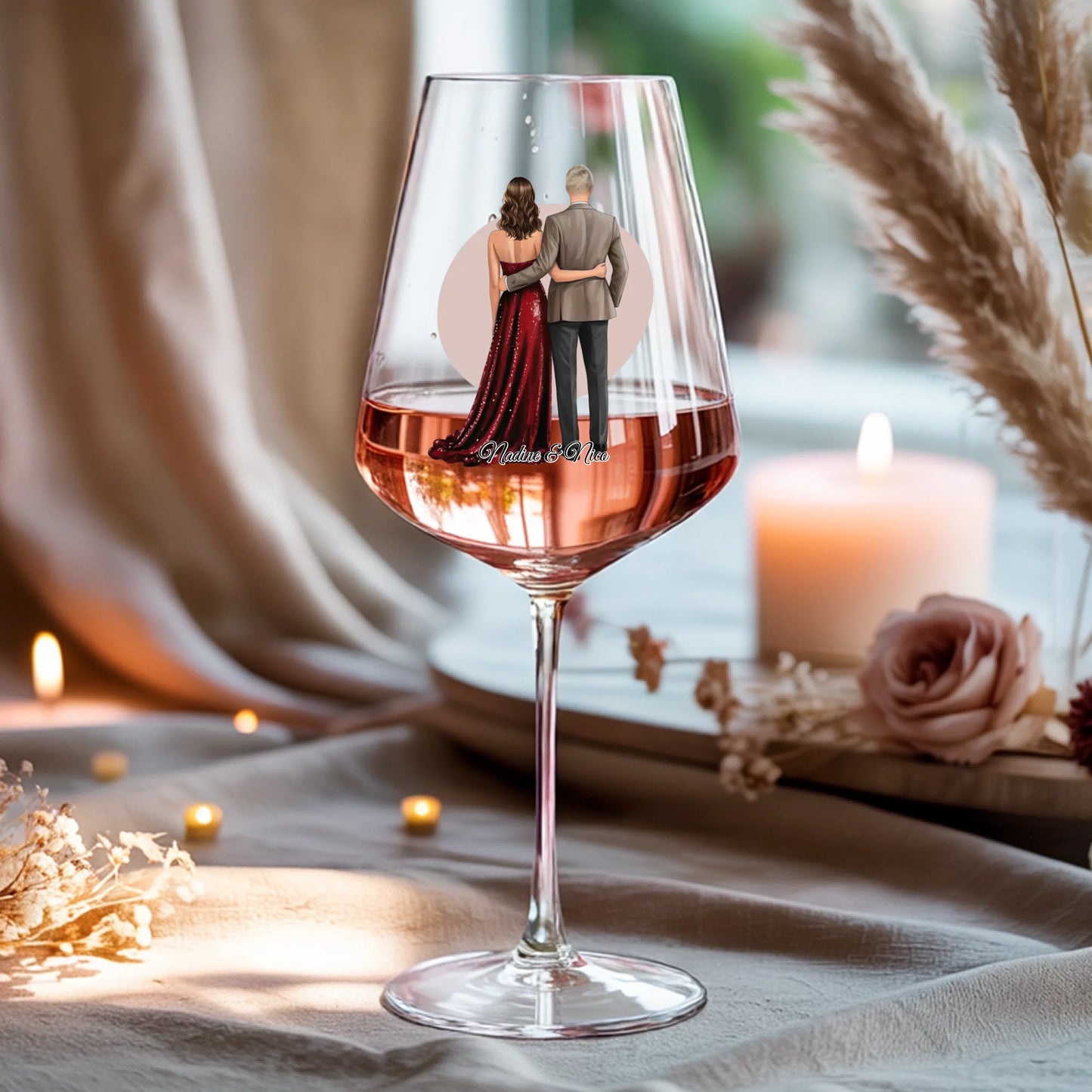 Weinglas-personalisiertes-Geschenk_0016_0001_4_a-beige-linen-background-is-present-show_RJhkBPeTRSyjbNEGHdymYg_WiXDhaHnQ