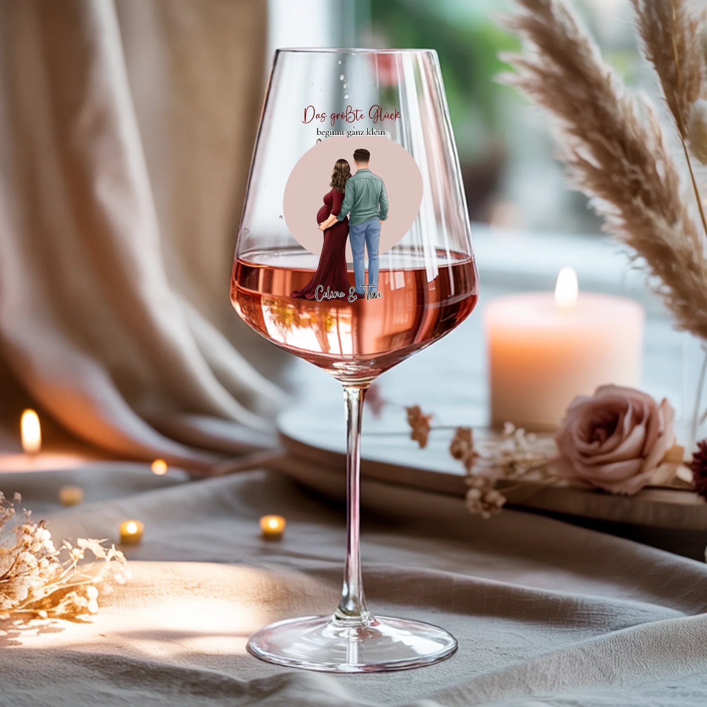 Weinglas-personalisiertes-Geschenk_0016_0001_4_a-beige-linen-background-is-present-show_RJhkBPeTRSyjbNEGHdymYg_WiXDhaHnQ