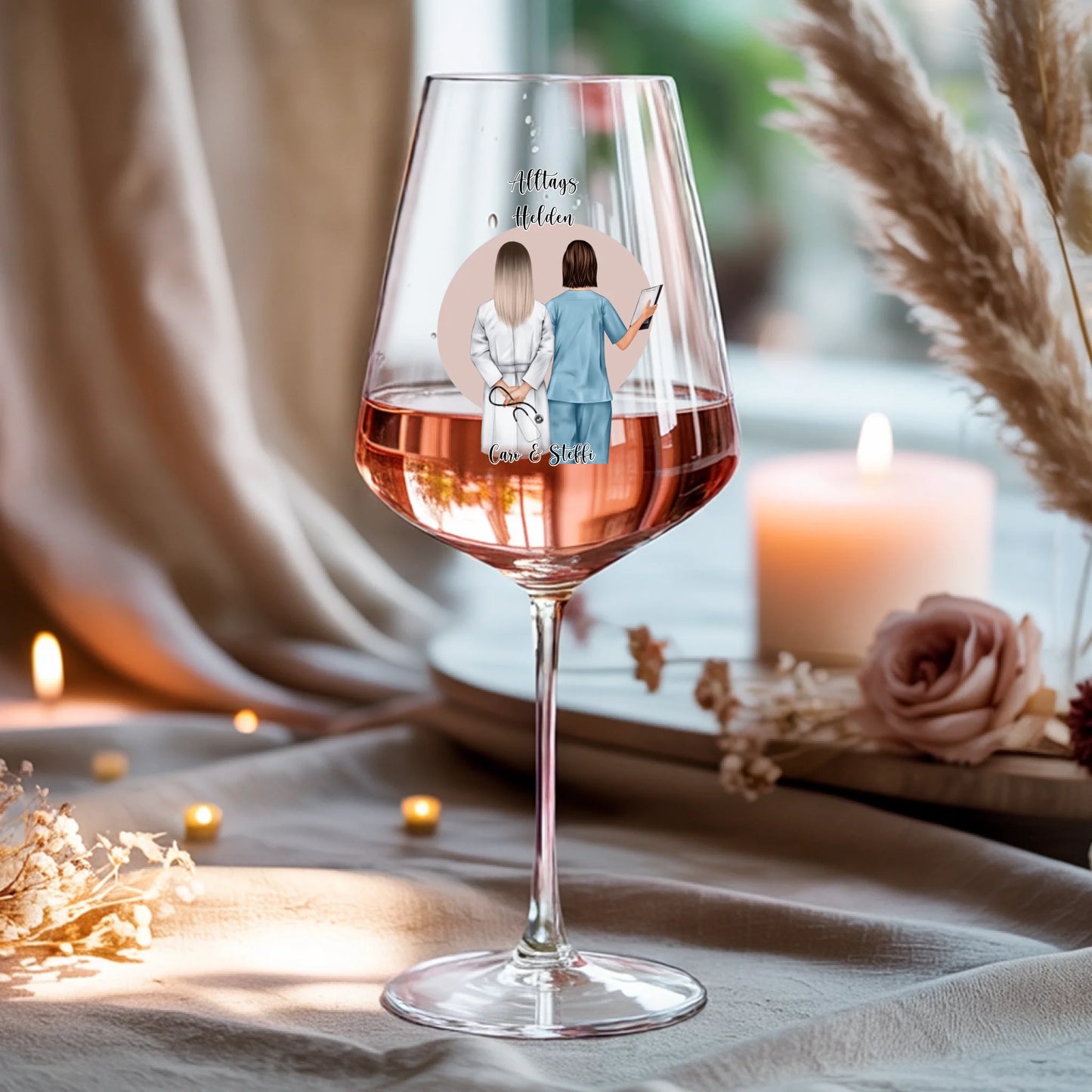 Weinglas-personalisiertes-Geschenk_0016_0001_4_a-beige-linen-background-is-present-show_RJhkBPeTRSyjbNEGHdymYg_WiXDhaHnQ