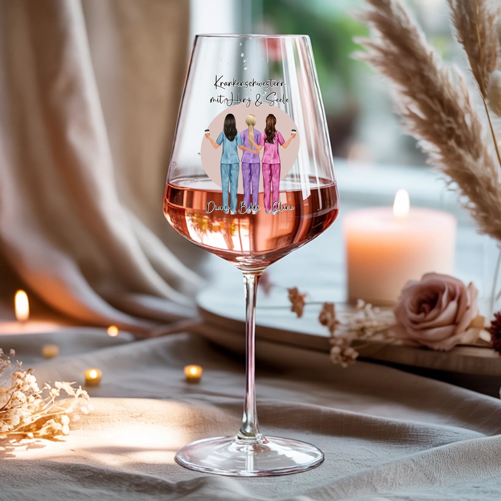 Weinglas-personalisiertes-Geschenk_0016_0001_4_a-beige-linen-background-is-present-show_RJhkBPeTRSyjbNEGHdymYg_WiXDhaHnQ