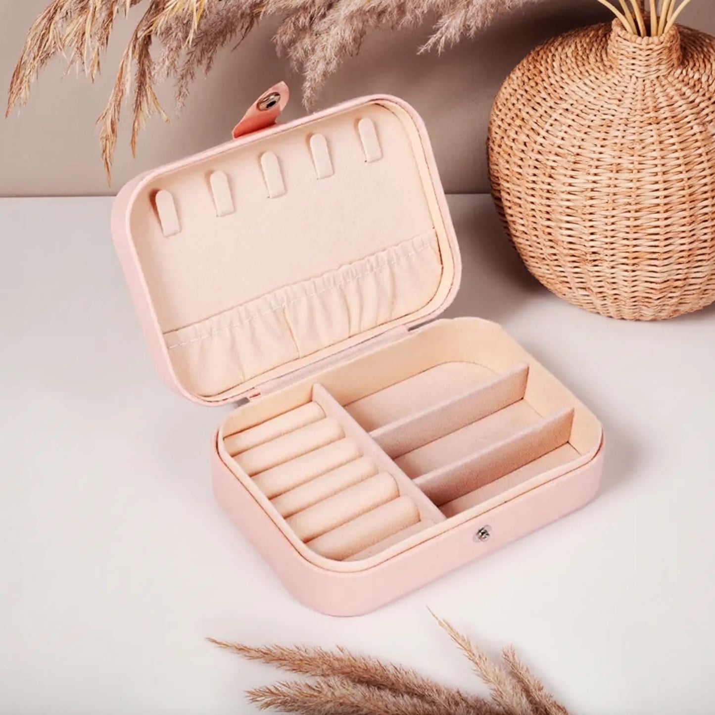 0016_1_a-cozy-boho-interior-is-envisioned-neutr_Quw6zTlDTBaveeY7gNq5QA_KdxK6wTNTDGML5Ex9Mnycg