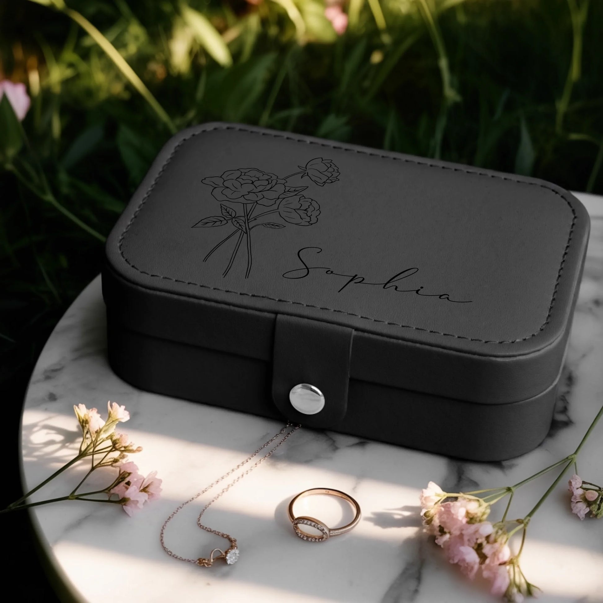 0025_1_a-jewelry-box-is-placed-on-a-white-marbl_BlkoKavvTY24k8sr508dhw_w2bZvE45QxOYx9cZS_CrMQ