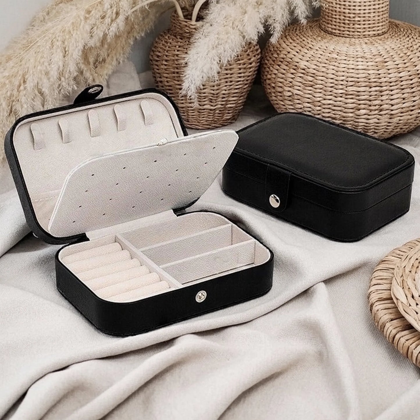 0022_1_a-cozy-boho-interior-is-envisioned-neutr_FzyWeYSCT4-ISzUwxWxZbw_eMbmpfUVSxO_Mfc19sNy4Q