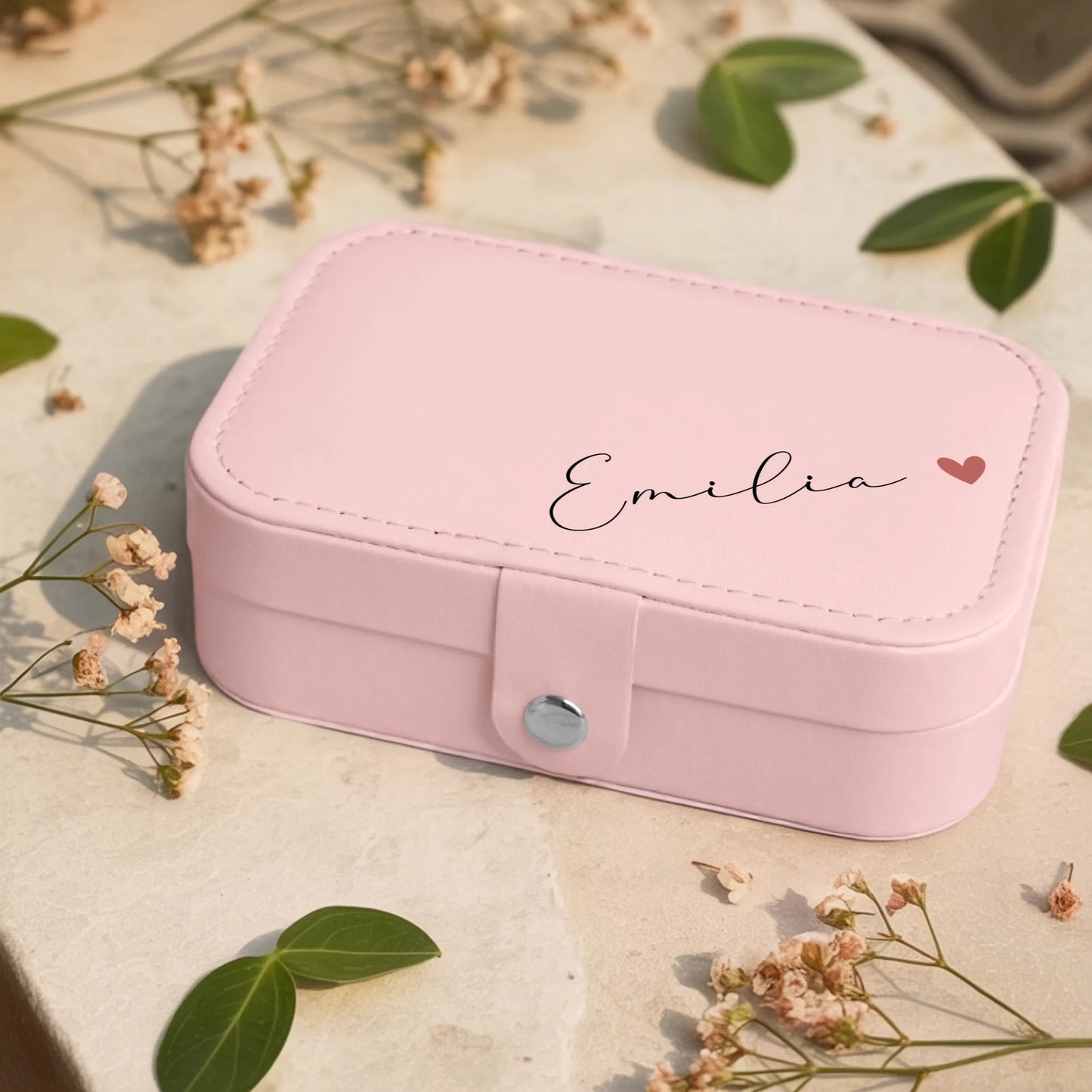 0001_1_a-jewelry-box-rests-on-a-neutral-stone-s_eXdv28EGQ4a4T730_mOXgA_EAF00DjQSb6ezGyMQnx5aA