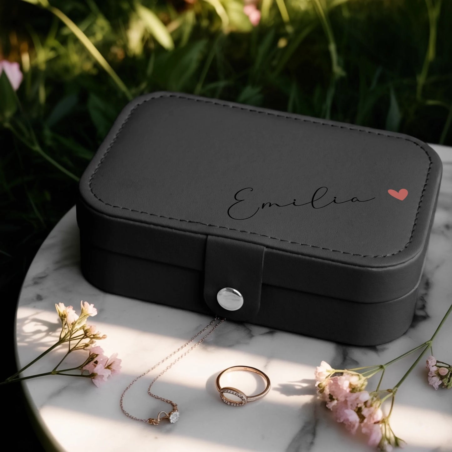 0025_1_a-jewelry-box-is-placed-on-a-white-marbl_BlkoKavvTY24k8sr508dhw_w2bZvE45QxOYx9cZS_CrMQ