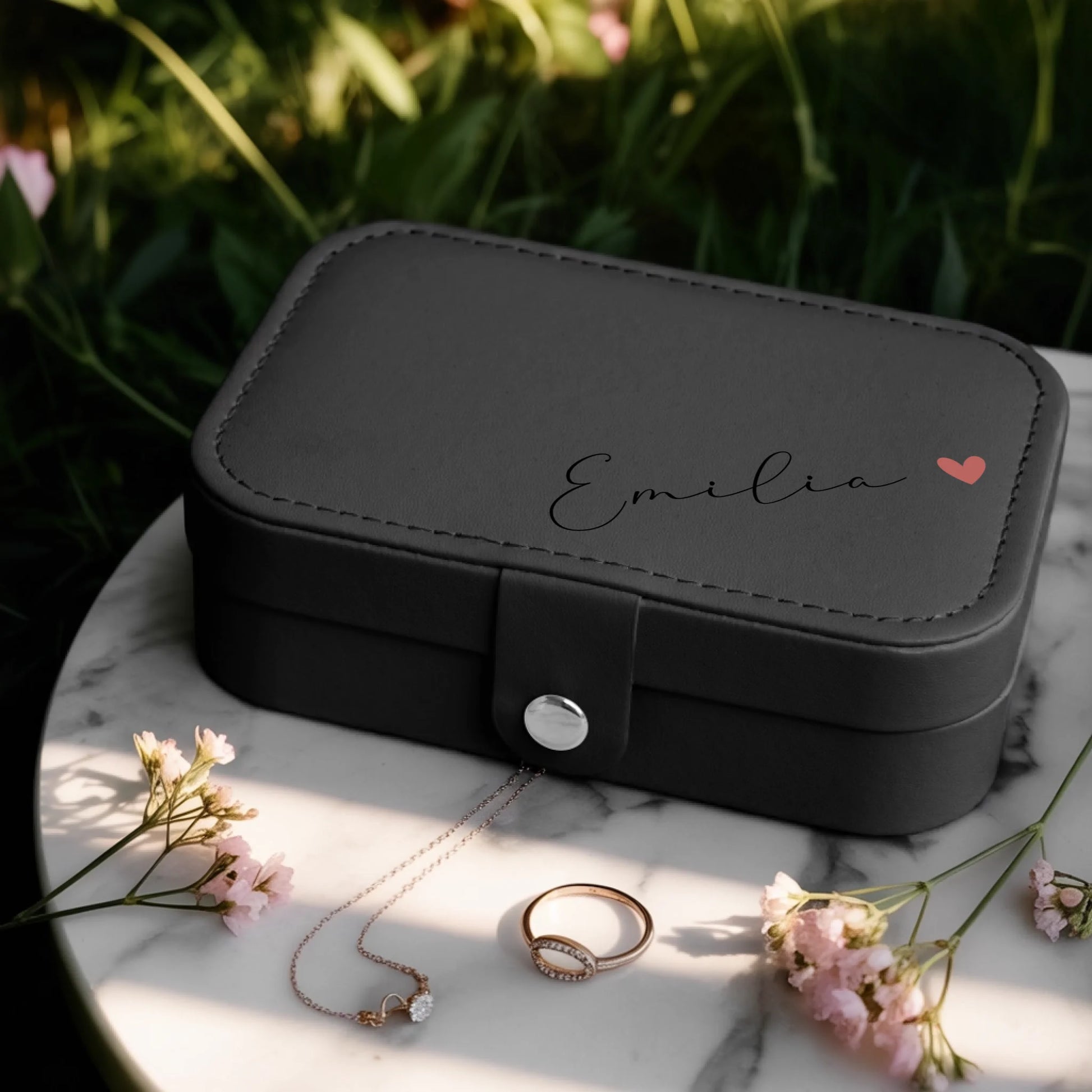 0025_1_a-jewelry-box-is-placed-on-a-white-marbl_BlkoKavvTY24k8sr508dhw_w2bZvE45QxOYx9cZS_CrMQ