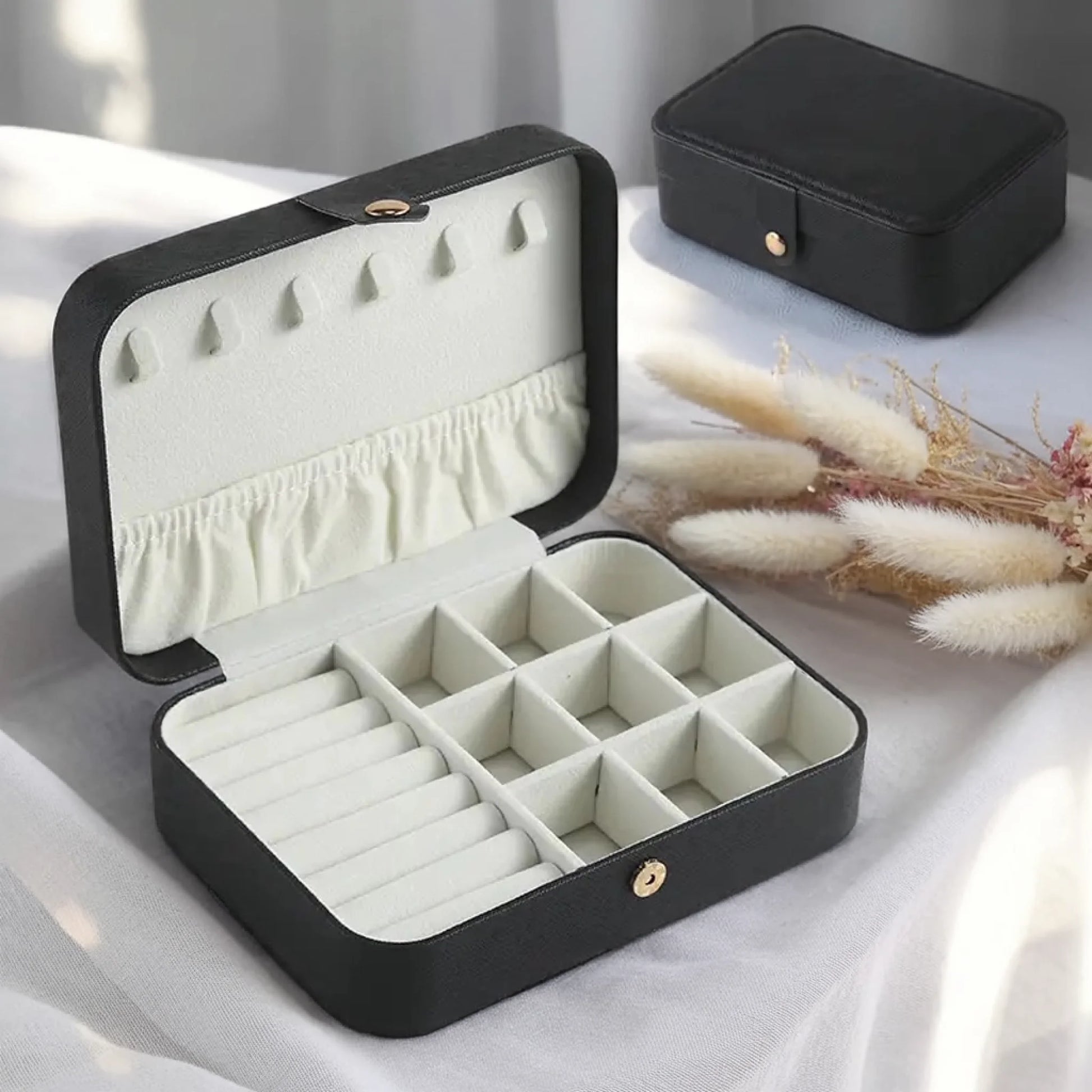 0019_1_the-scene-is-set-on-a-white-table-surfac_G4KTRnhTSO6W9_Xun5aLQA_PR7A6V53RLiZyQTUE_RLXA