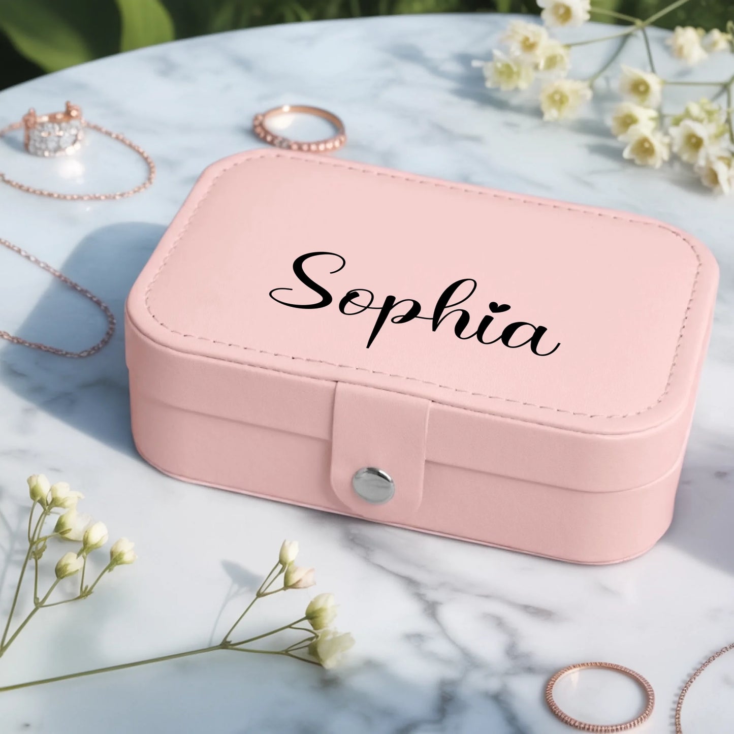 0004_2_a-jewelry-box-placed-on-a-white-marble-t_cfF8IK1ZQCOxoYEypMyOOw_USlxv3QBRxqn6T2yRiv7lQ