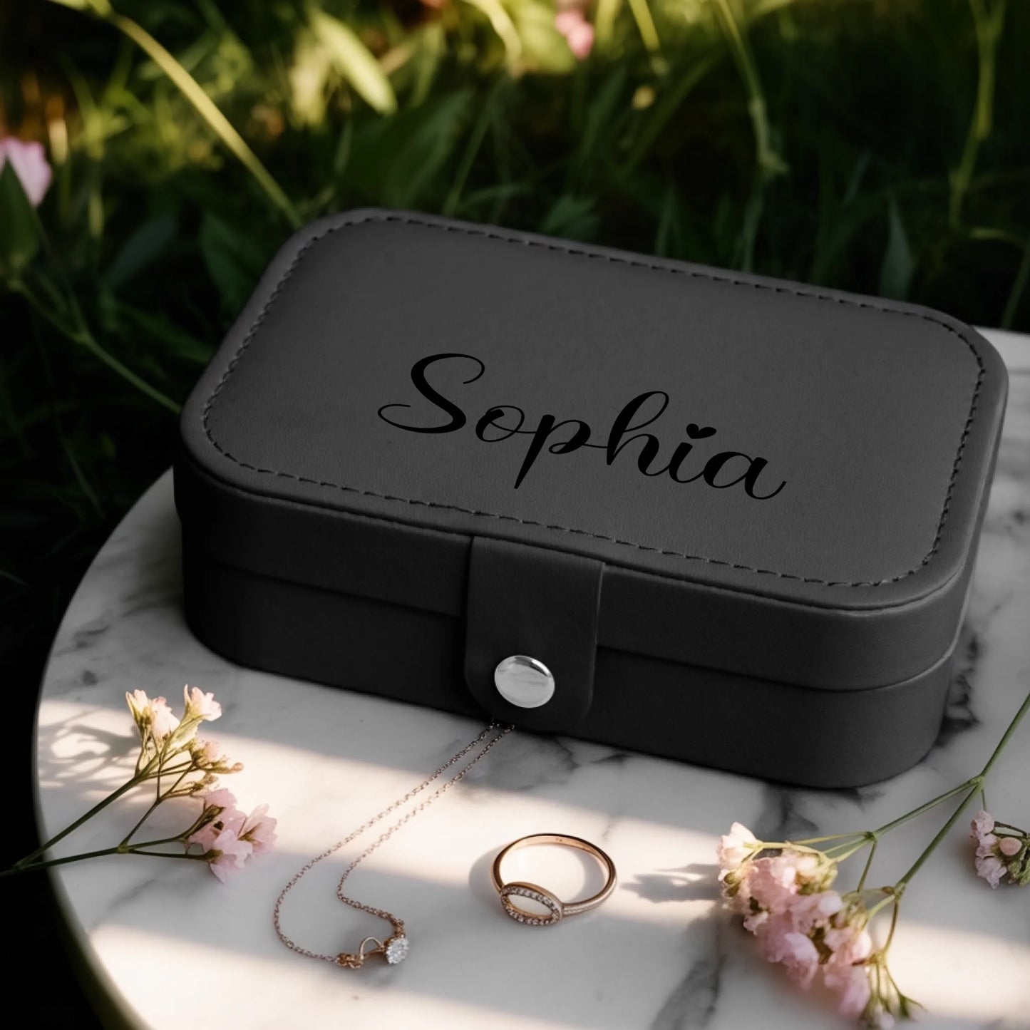 0025_1_a-jewelry-box-is-placed-on-a-white-marbl_BlkoKavvTY24k8sr508dhw_w2bZvE45QxOYx9cZS_CrMQ