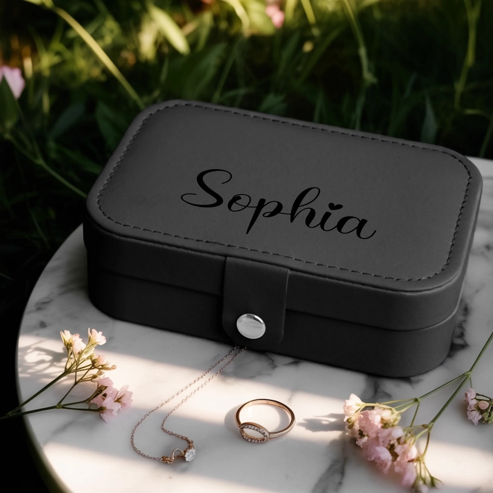 0025_1_a-jewelry-box-is-placed-on-a-white-marbl_BlkoKavvTY24k8sr508dhw_w2bZvE45QxOYx9cZS_CrMQ