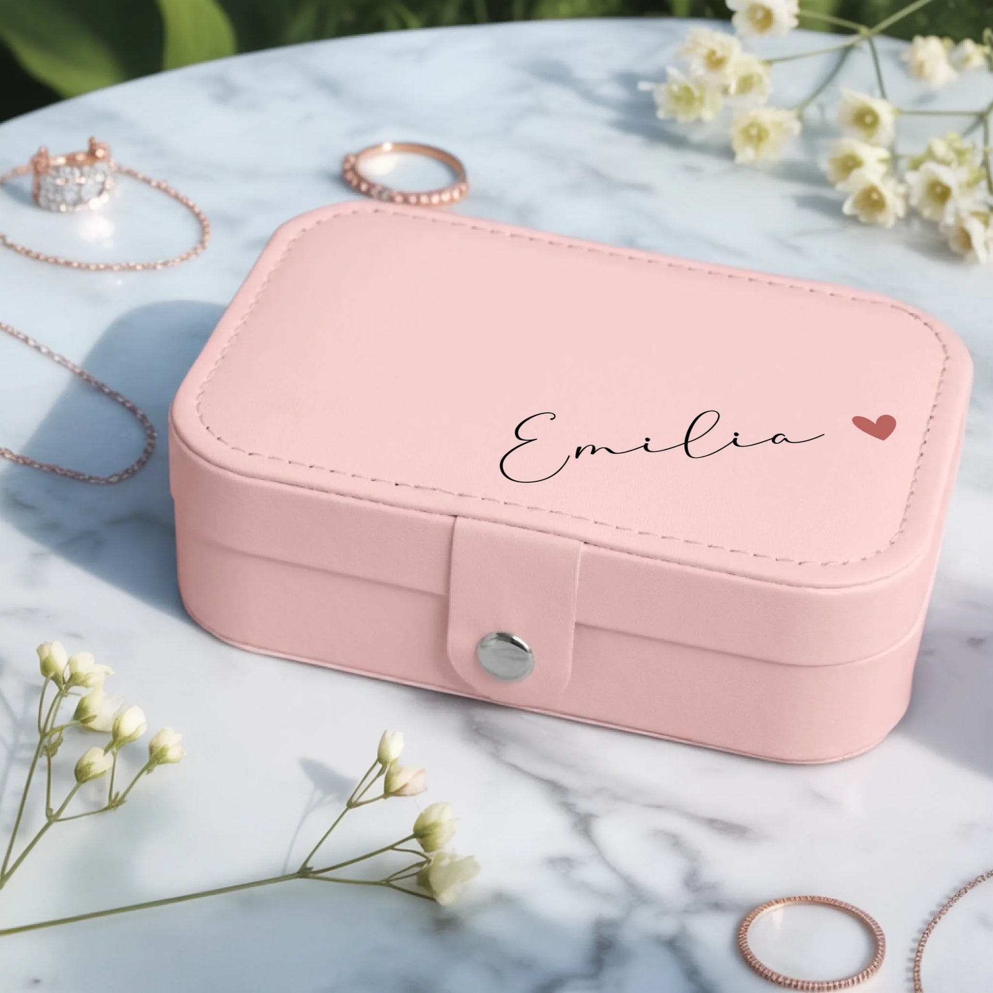 0004_2_a-jewelry-box-placed-on-a-white-marble-t_cfF8IK1ZQCOxoYEypMyOOw_USlxv3QBRxqn6T2yRiv7lQ