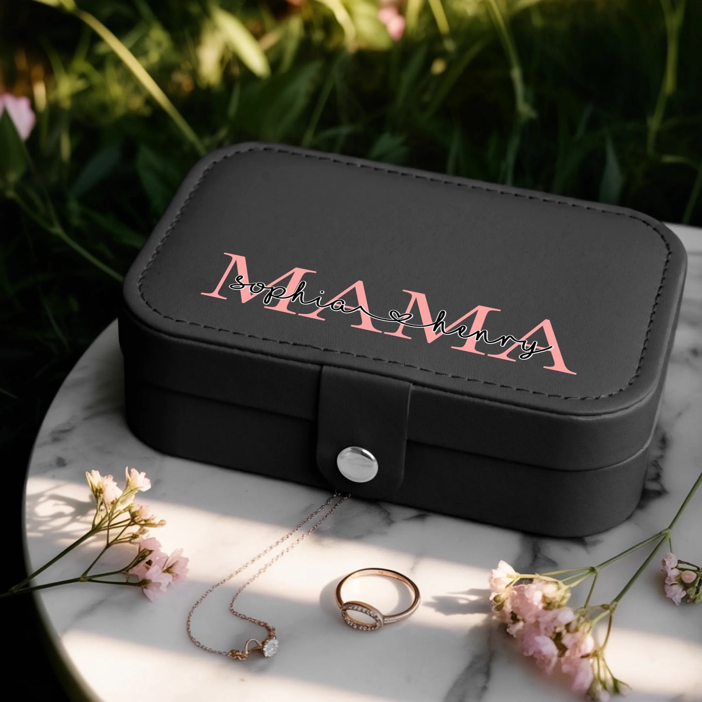 0025_1_a-jewelry-box-is-placed-on-a-white-marbl_BlkoKavvTY24k8sr508dhw_w2bZvE45QxOYx9cZS_CrMQ