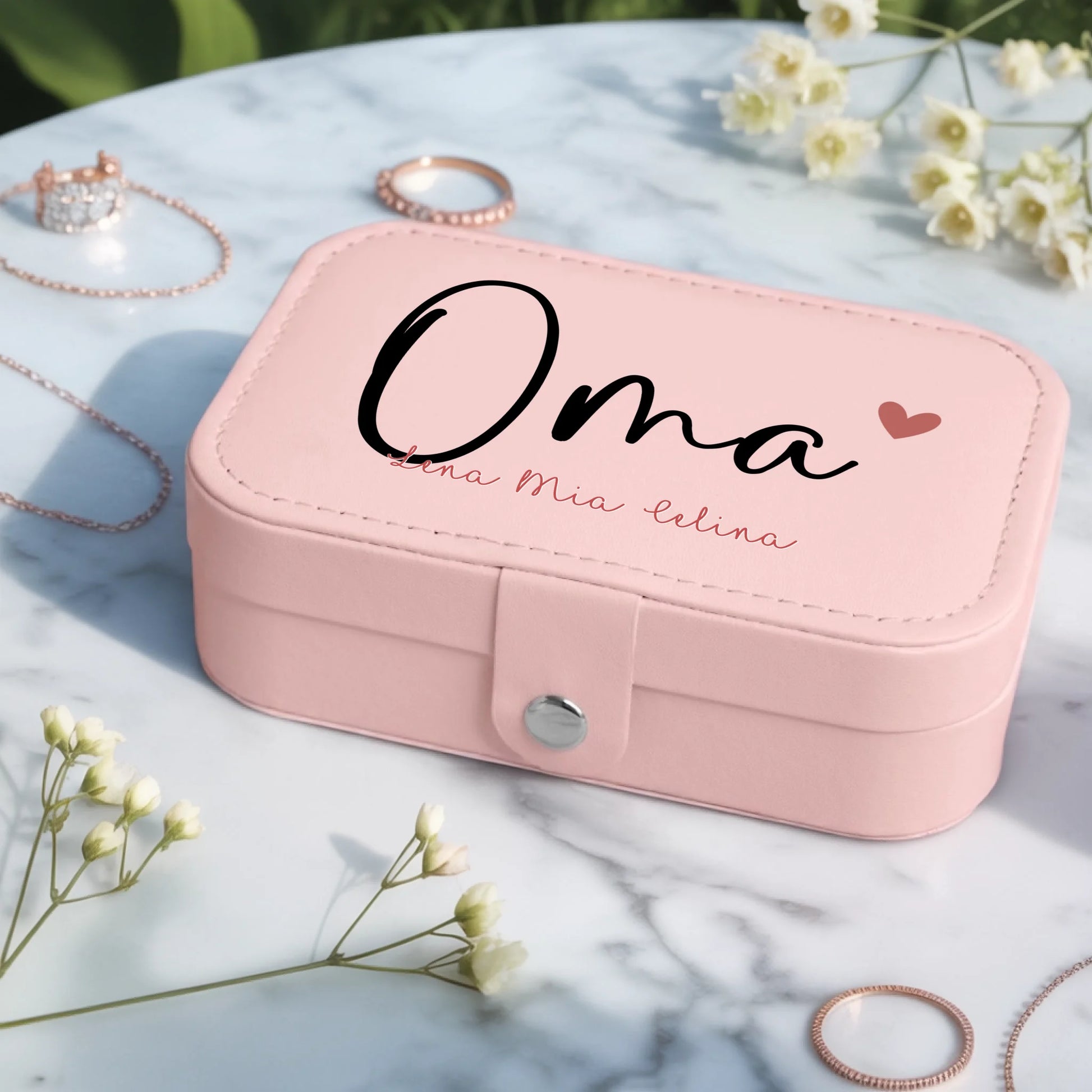 0004_2_a-jewelry-box-placed-on-a-white-marble-t_cfF8IK1ZQCOxoYEypMyOOw_USlxv3QBRxqn6T2yRiv7lQ