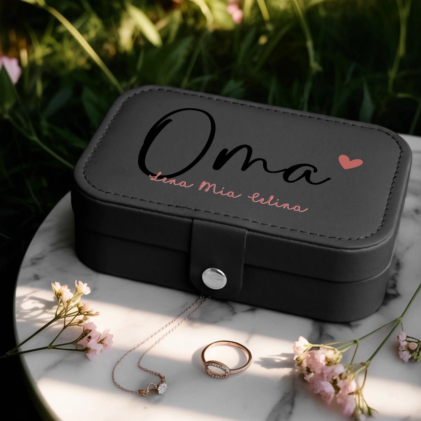 0025_1_a-jewelry-box-is-placed-on-a-white-marbl_BlkoKavvTY24k8sr508dhw_w2bZvE45QxOYx9cZS_CrMQ