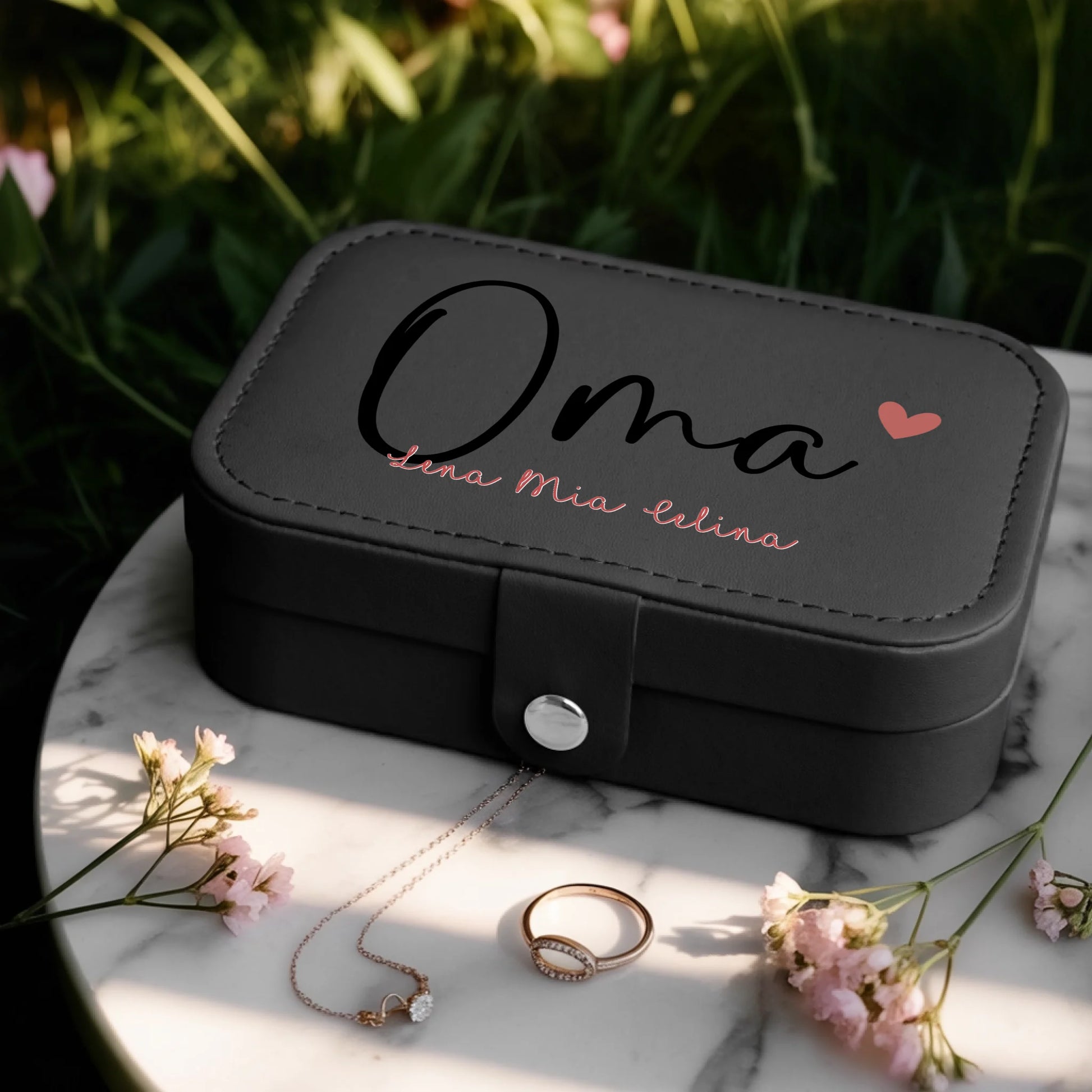 0025_1_a-jewelry-box-is-placed-on-a-white-marbl_BlkoKavvTY24k8sr508dhw_w2bZvE45QxOYx9cZS_CrMQ