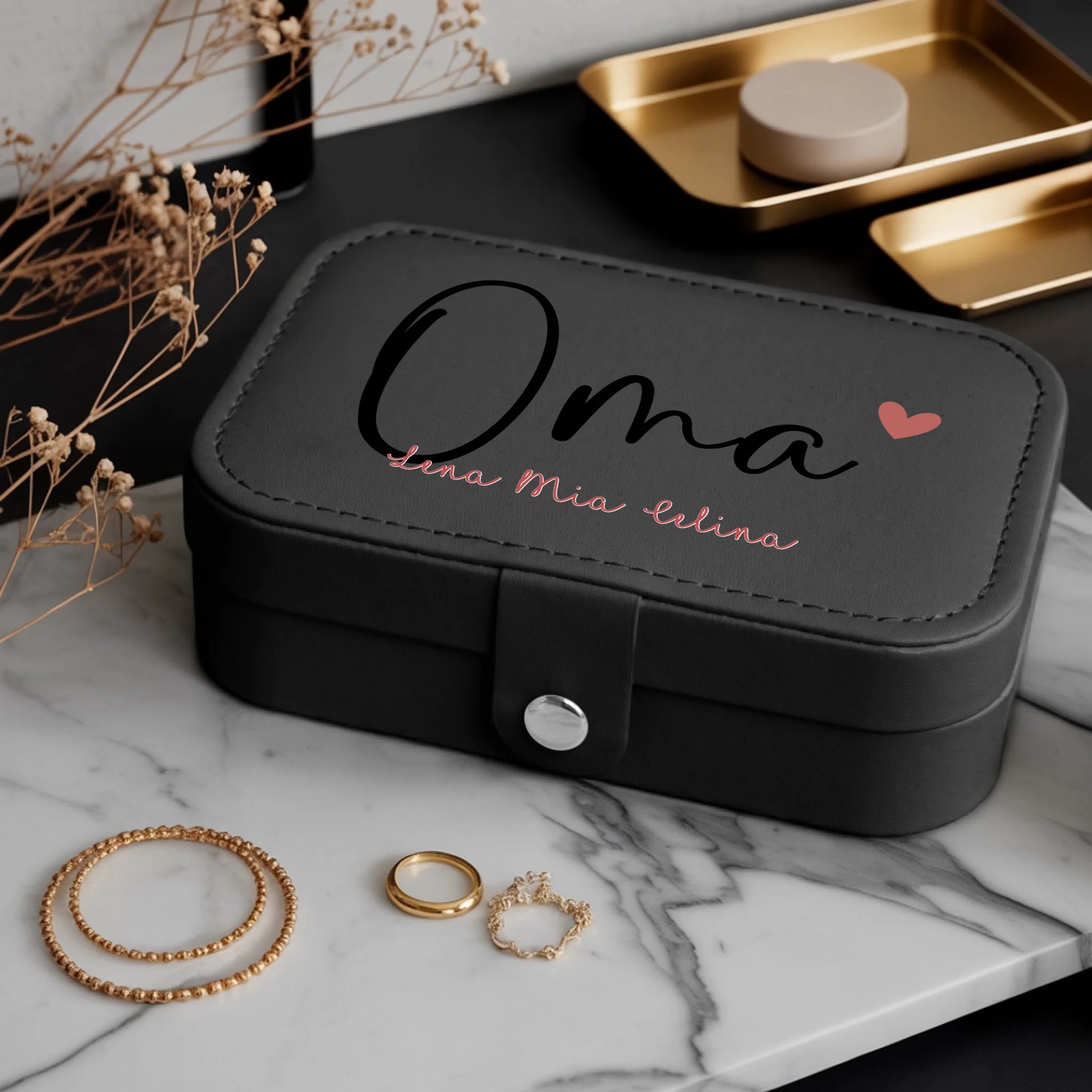 0023_1_a-luxurious-indoor-setup-features-a-jewe_mCg2lO5jQQaoBpsmmmh2-Q_8TMFauQtSa-Y2qQ9xFkseg