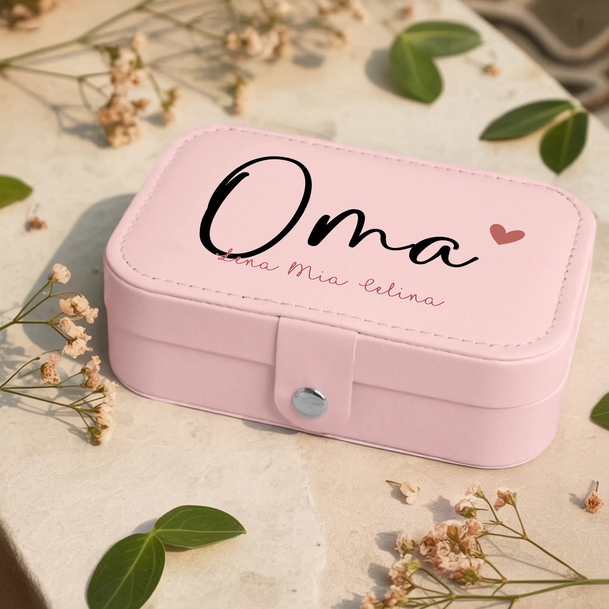 0001_1_a-jewelry-box-rests-on-a-neutral-stone-s_eXdv28EGQ4a4T730_mOXgA_EAF00DjQSb6ezGyMQnx5aA