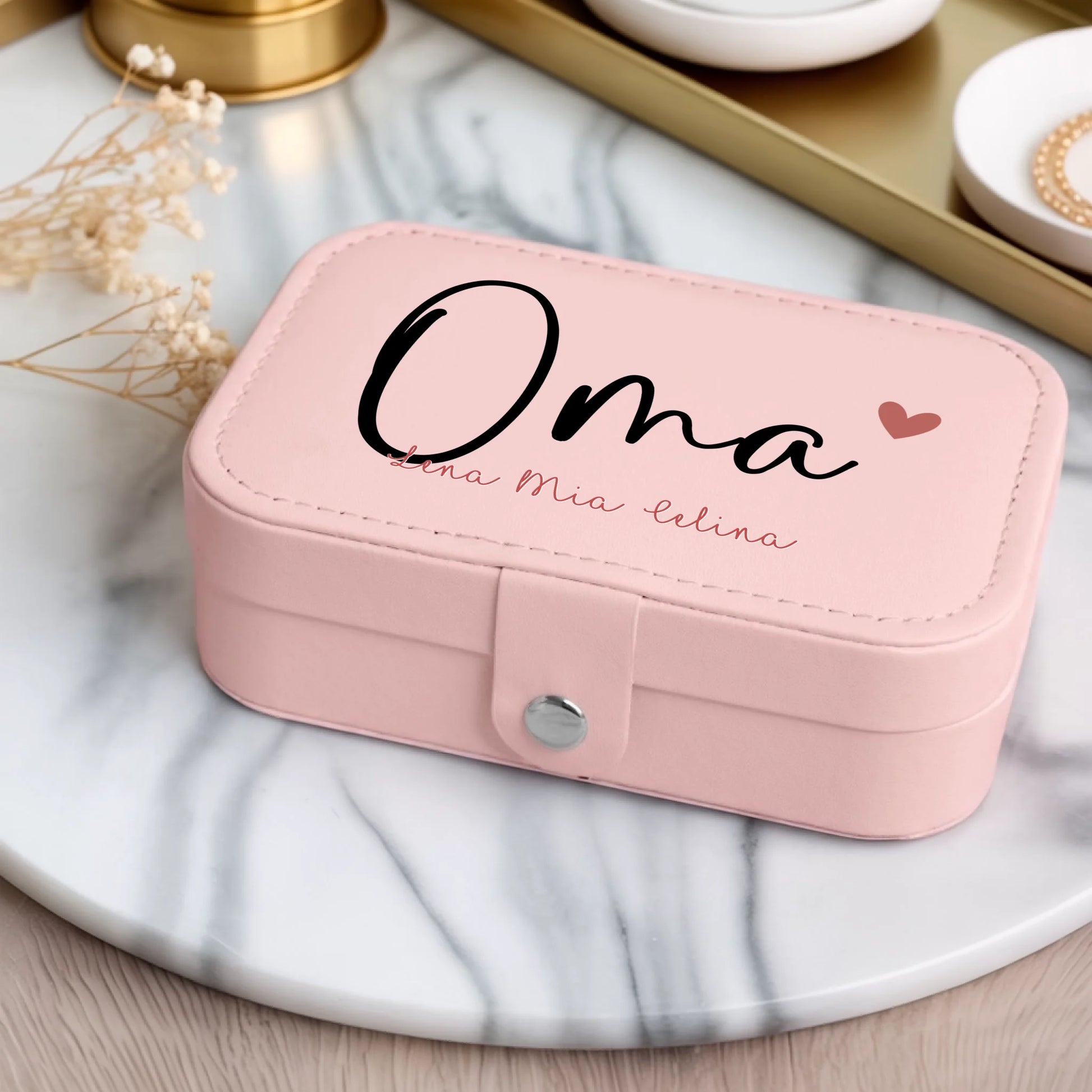 0008_1_a-luxurious-indoor-setup-features-a-jewe_iThSVTpiTNurp3Tg47fYEA_wsLFoR3jTTOdmMnwONJL9Q