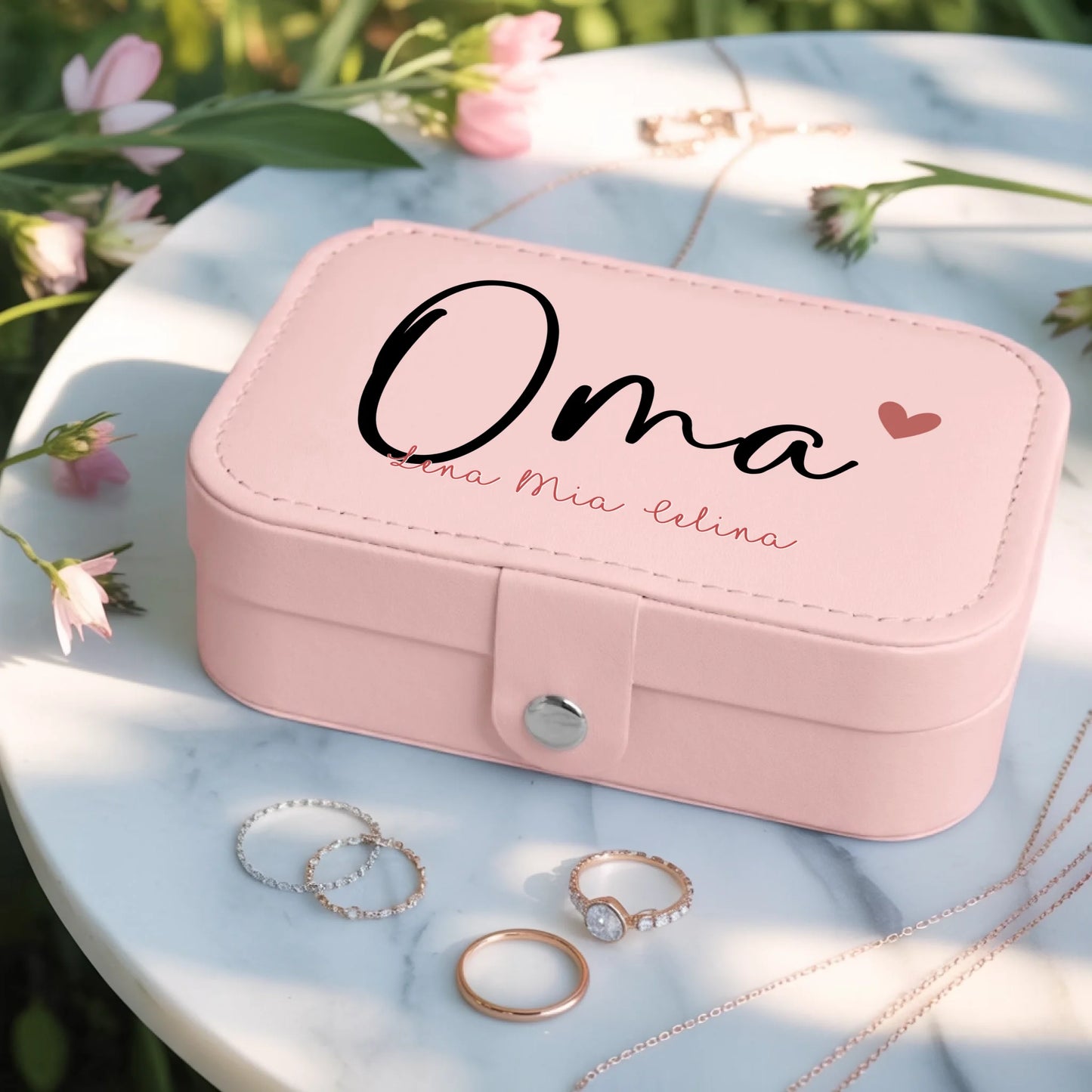 0004_3_a-jewelry-box-placed-on-a-white-marble-t_7BBO_6ExS9yPr9mAKNsUCw_USlxv3QBRxqn6T2yRiv7lQ