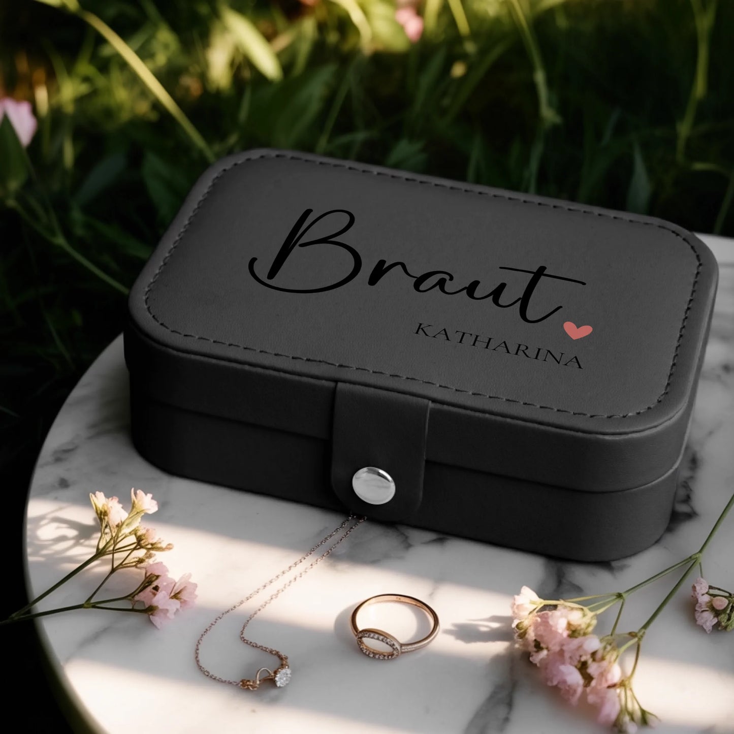 0025_1_a-jewelry-box-is-placed-on-a-white-marbl_BlkoKavvTY24k8sr508dhw_w2bZvE45QxOYx9cZS_CrMQ