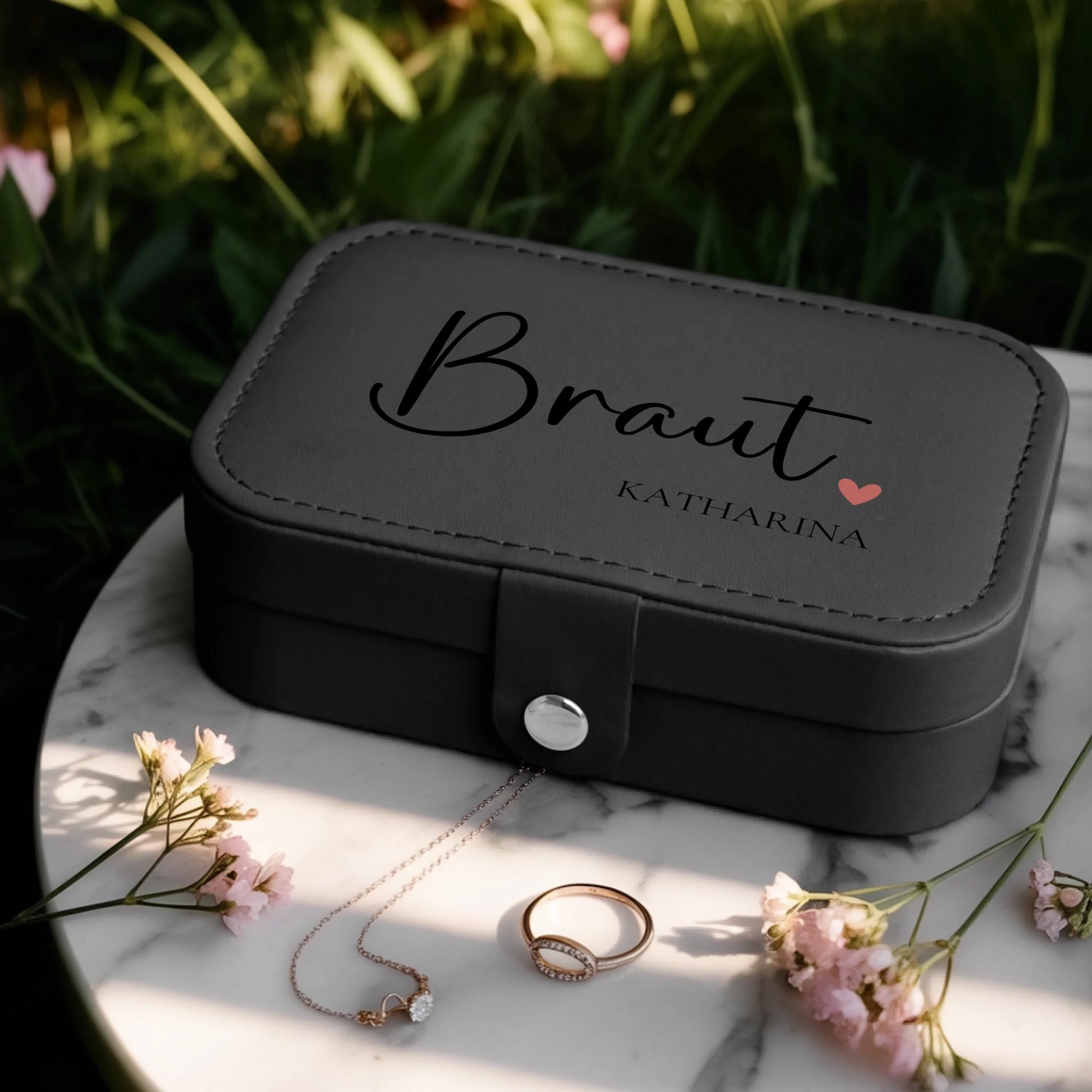 0025_1_a-jewelry-box-is-placed-on-a-white-marbl_BlkoKavvTY24k8sr508dhw_w2bZvE45QxOYx9cZS_CrMQ