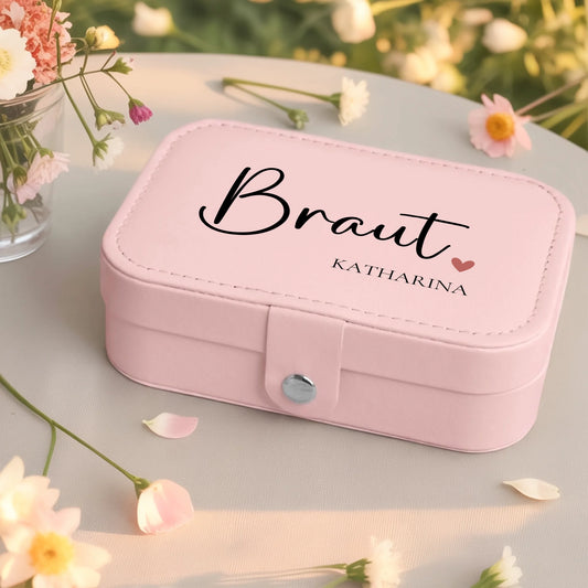 0003_2_a-jewelry-box-rests-on-a-pale-neutral-ta_Blz_SC6eRT6ilYDRk7_RJg_RMFfi6yRQ3uO-tsUwyp9yA