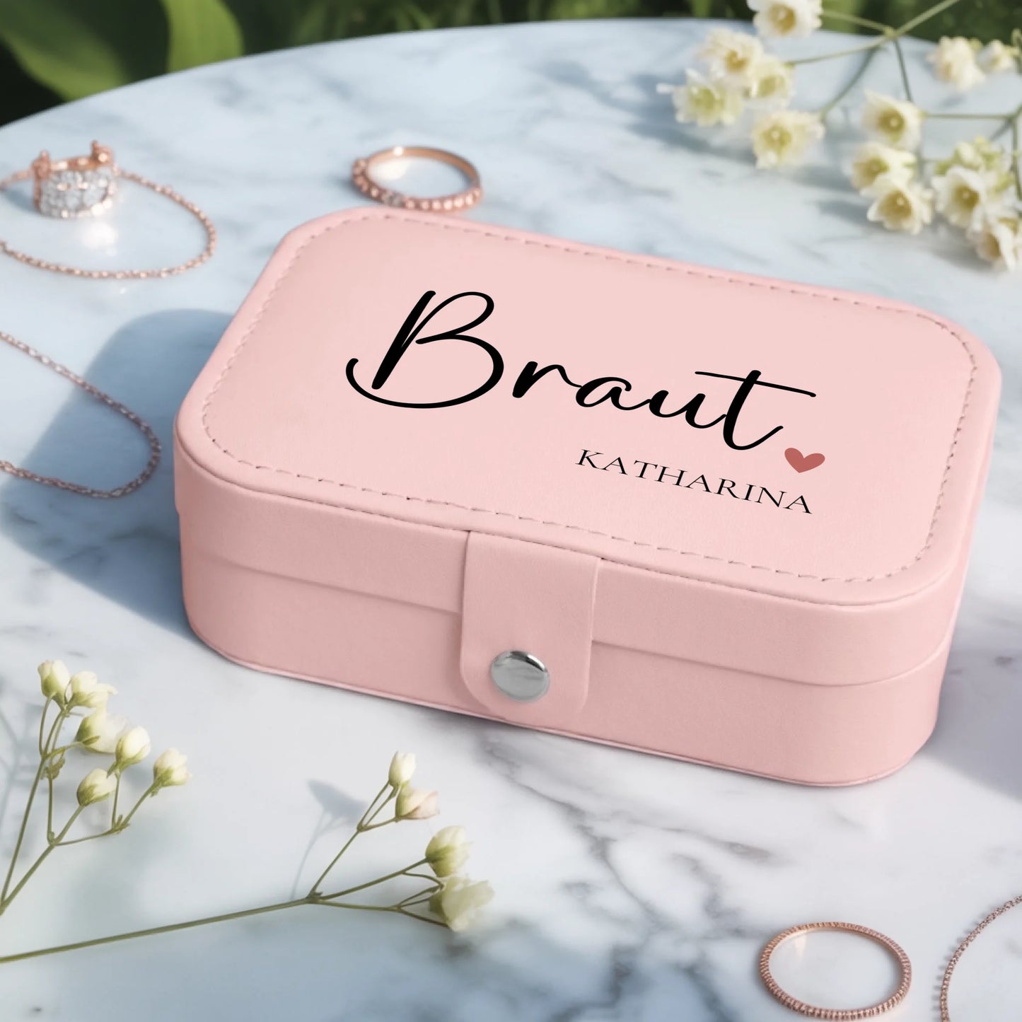 0004_2_a-jewelry-box-placed-on-a-white-marble-t_cfF8IK1ZQCOxoYEypMyOOw_USlxv3QBRxqn6T2yRiv7lQ